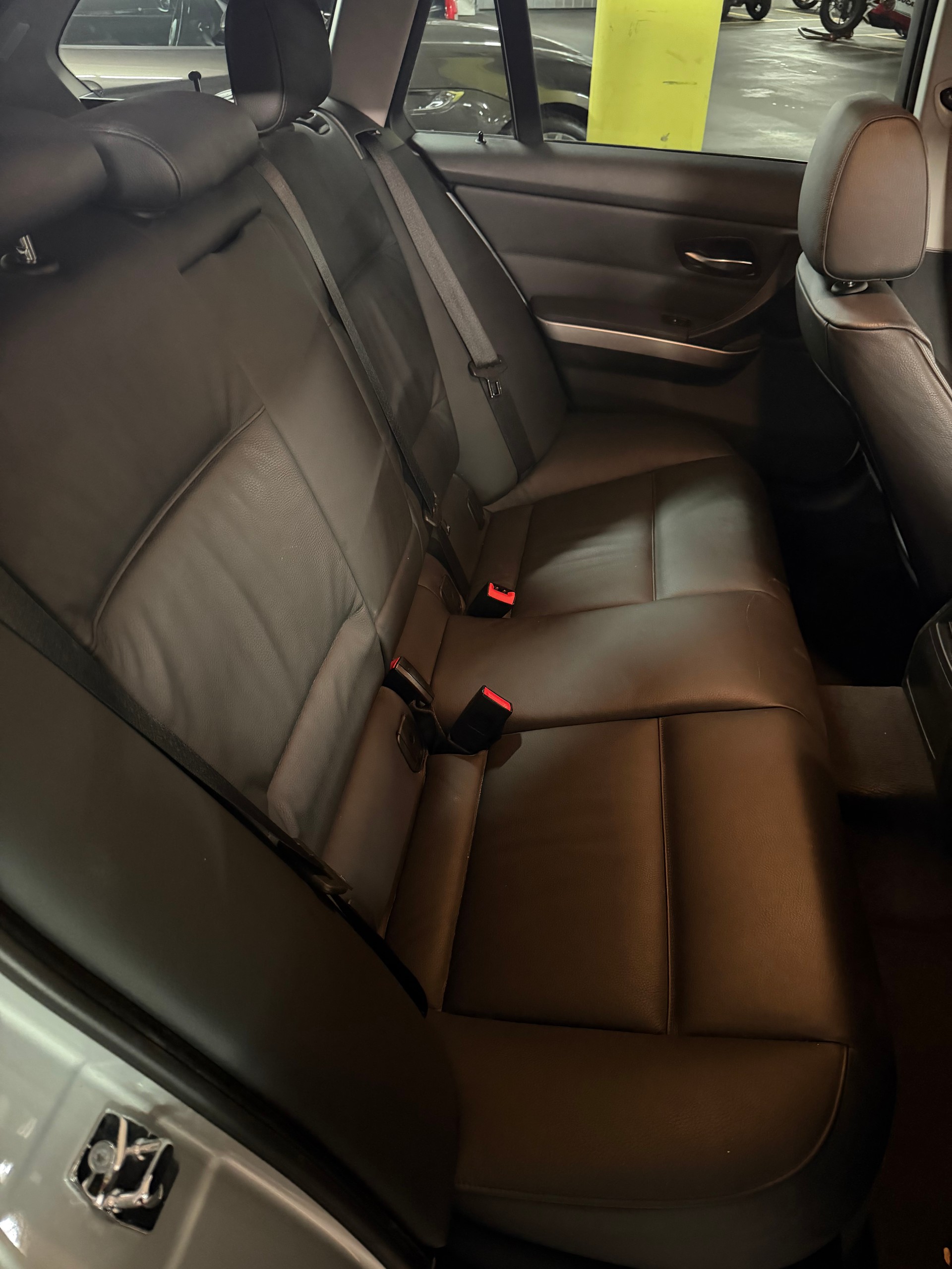 BMW 325xi-image-2