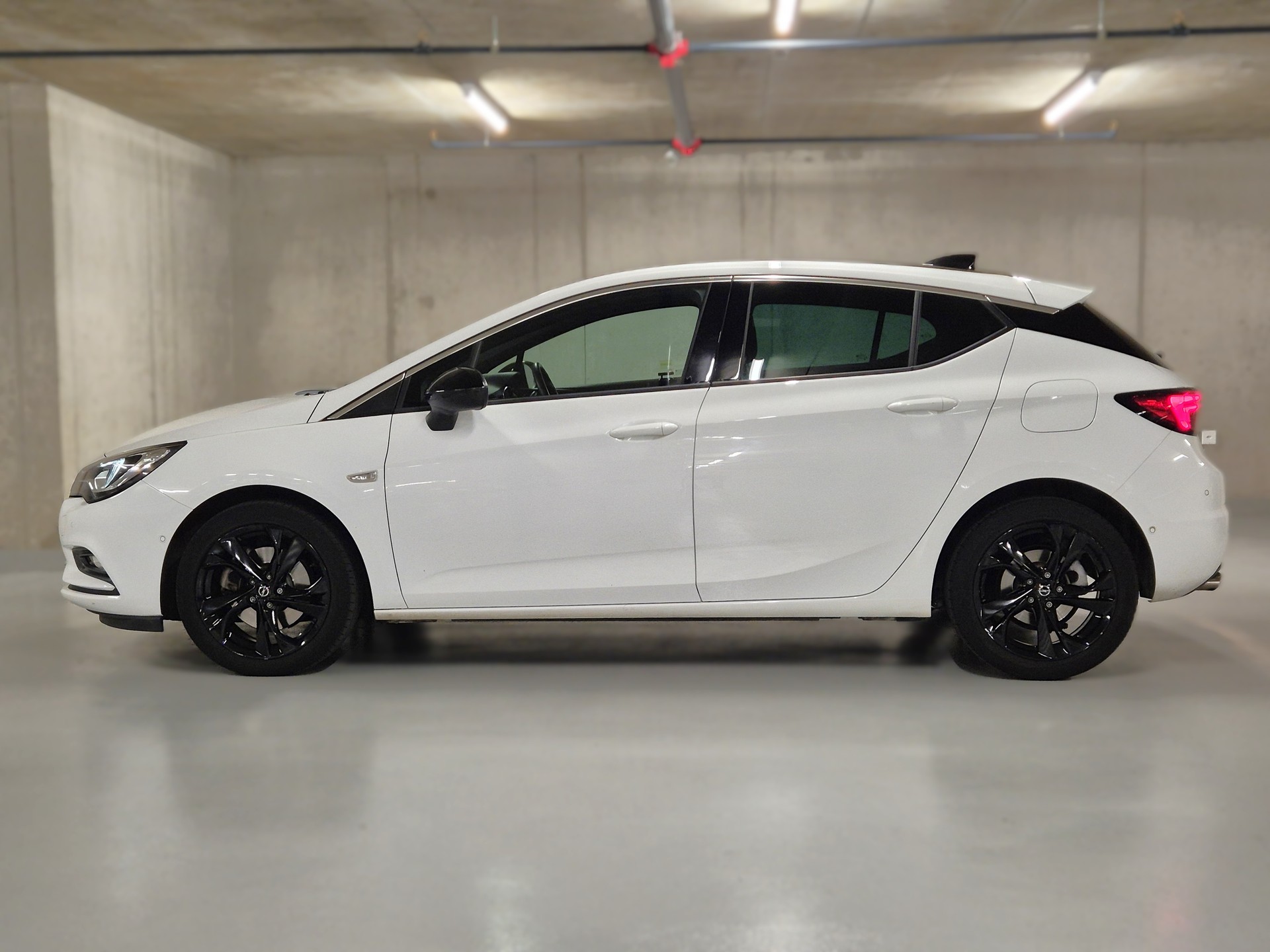 OPEL Astra 1.6i Turbo Black Roof Automatic-image-5