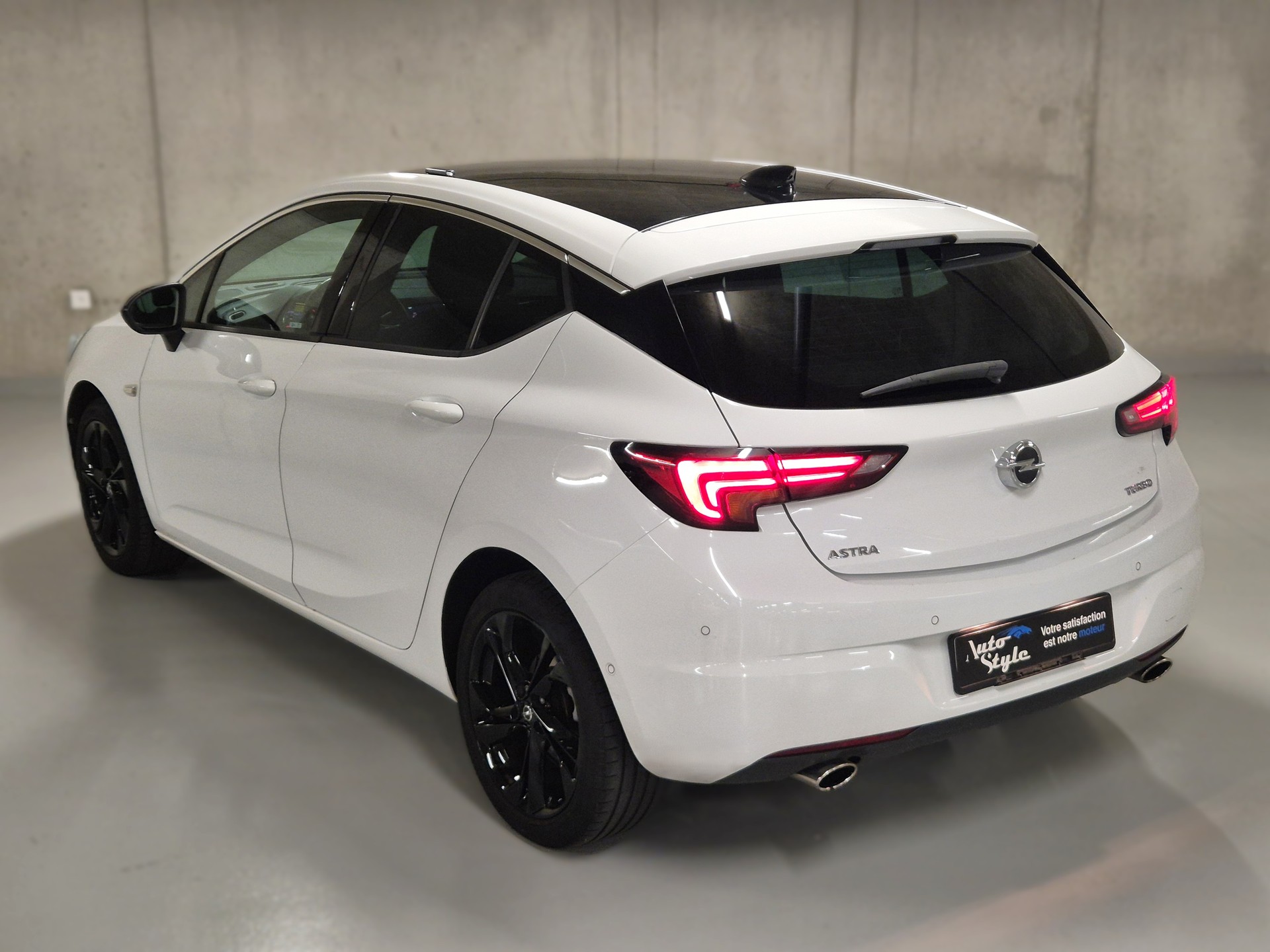 OPEL Astra 1.6i Turbo Black Roof Automatic-image-6