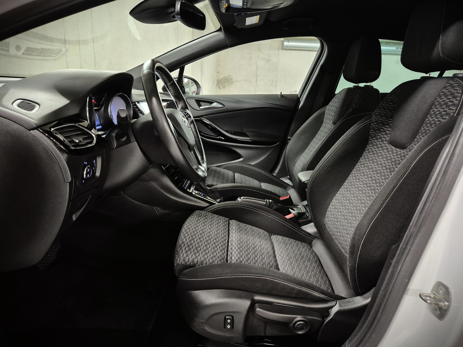 OPEL Astra 1.6i Turbo Black Roof Automatic-image-9