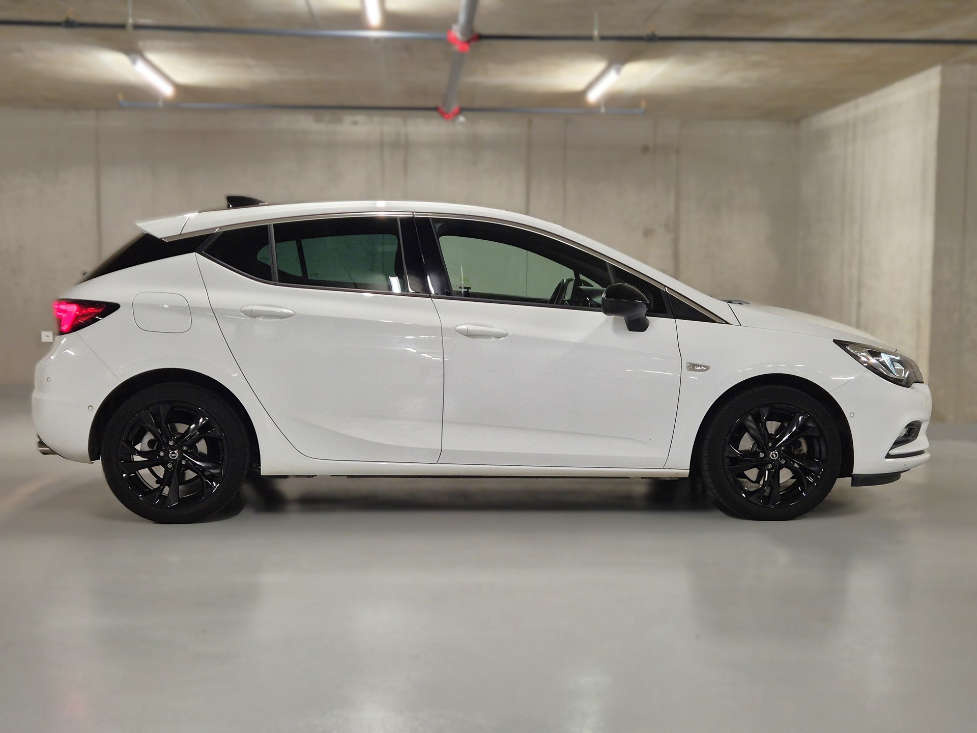 OPEL Astra 1.6i Turbo Black Roof Automatic-image-4