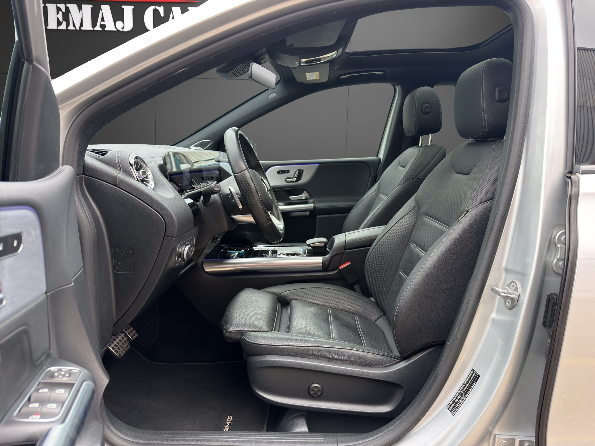 MERCEDES-BENZ B 250 4Matic AMG Line-image-10