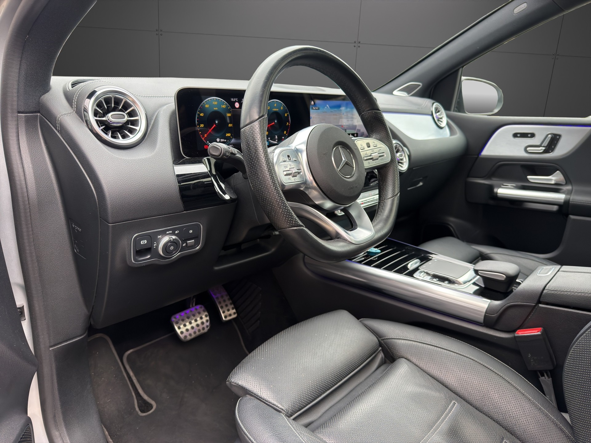 MERCEDES-BENZ B 250 4Matic AMG Line-image-16