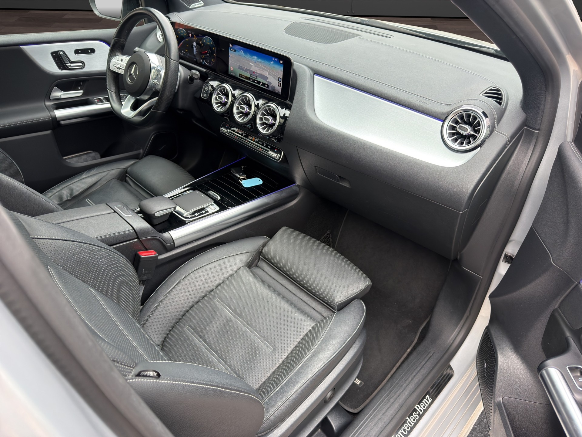 MERCEDES-BENZ B 250 4Matic AMG Line-image-14