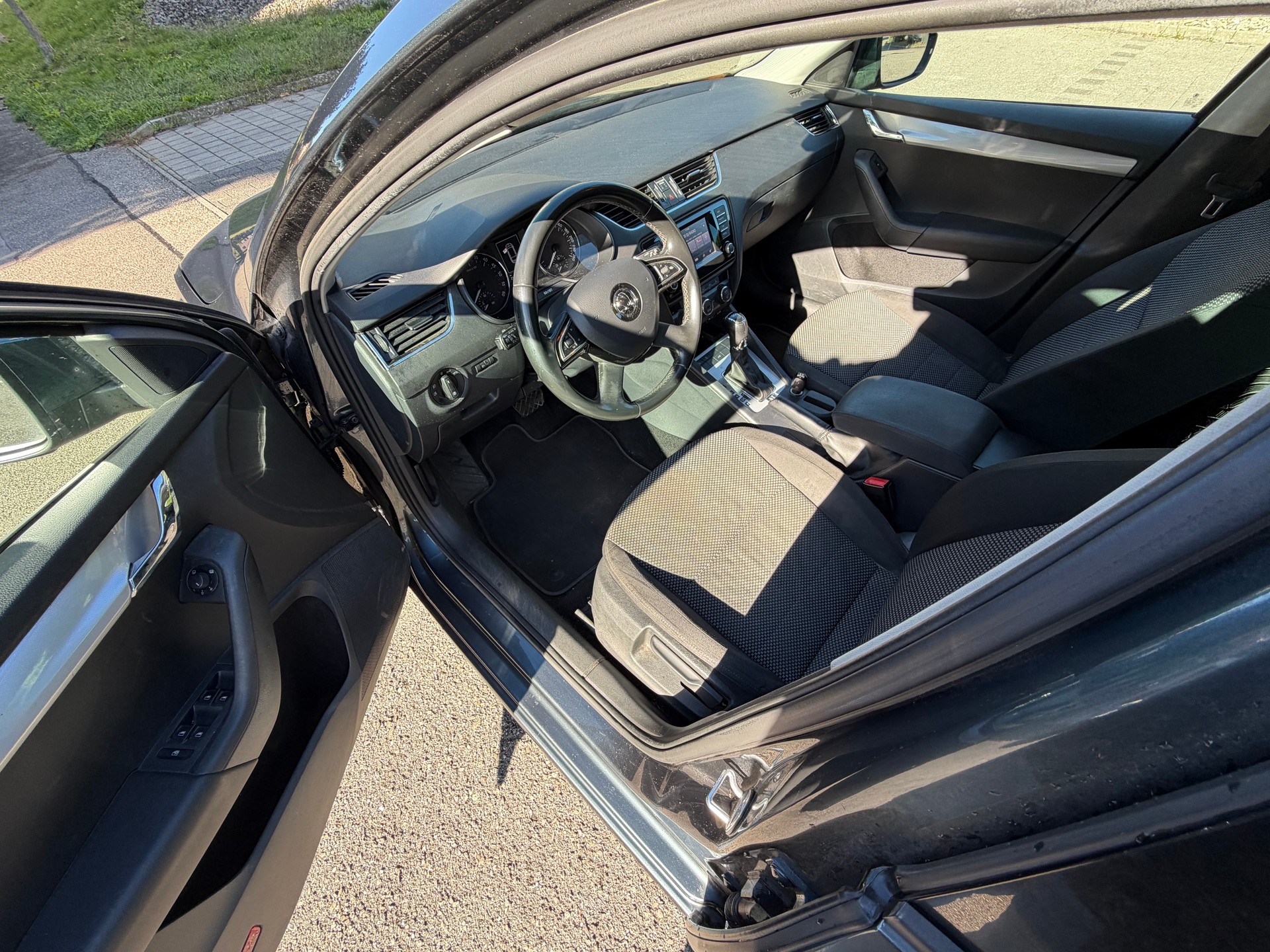 SKODA Octavia Combi 2.0 TDI Ambition DSG-image-9