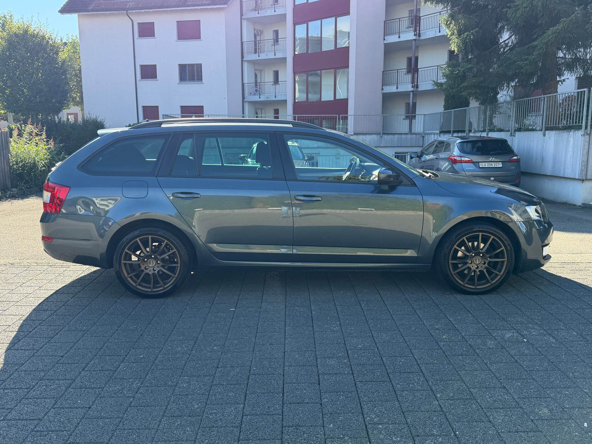 SKODA Octavia Combi 2.0 TDI Ambition DSG-image-4