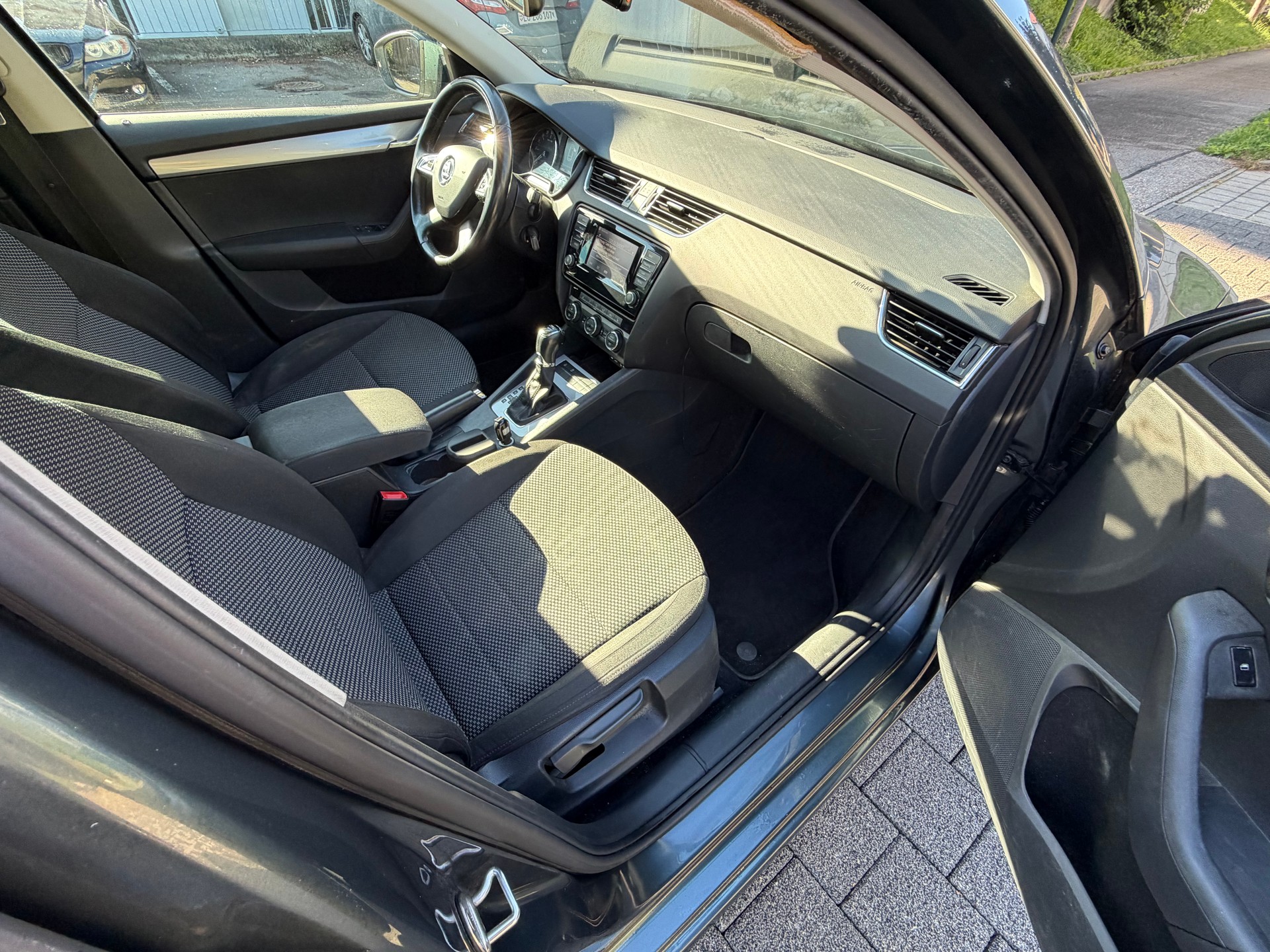 SKODA Octavia Combi 2.0 TDI Ambition DSG-image-10
