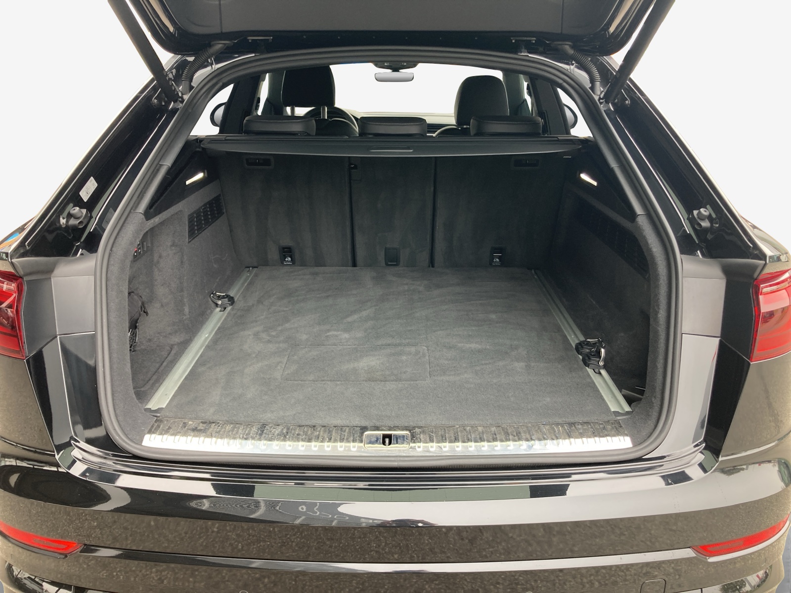 AUDI Q8 SUV TFSI e quattro 290 kW Attraction tiptronic-image-12
