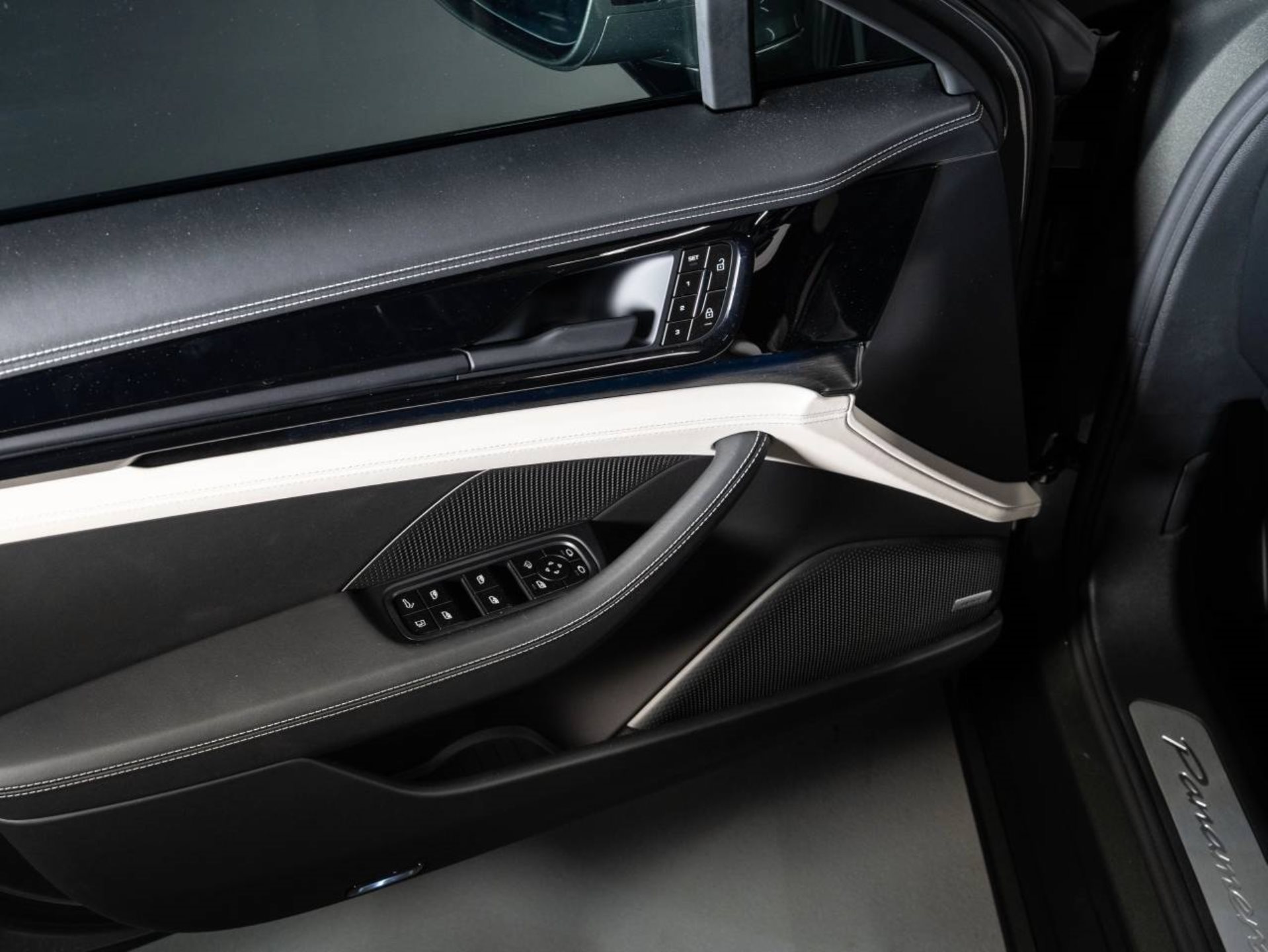 PORSCHE Panamera 4S E-Hybrid-image-16