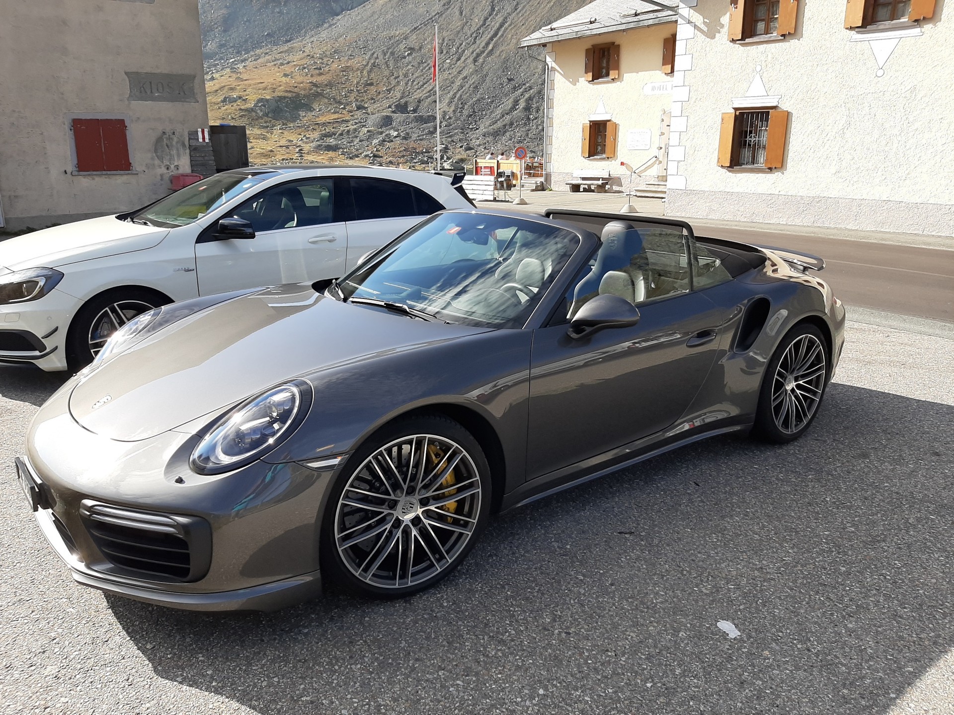 PORSCHE 911 Turbo S Cabrio PDK-image-2