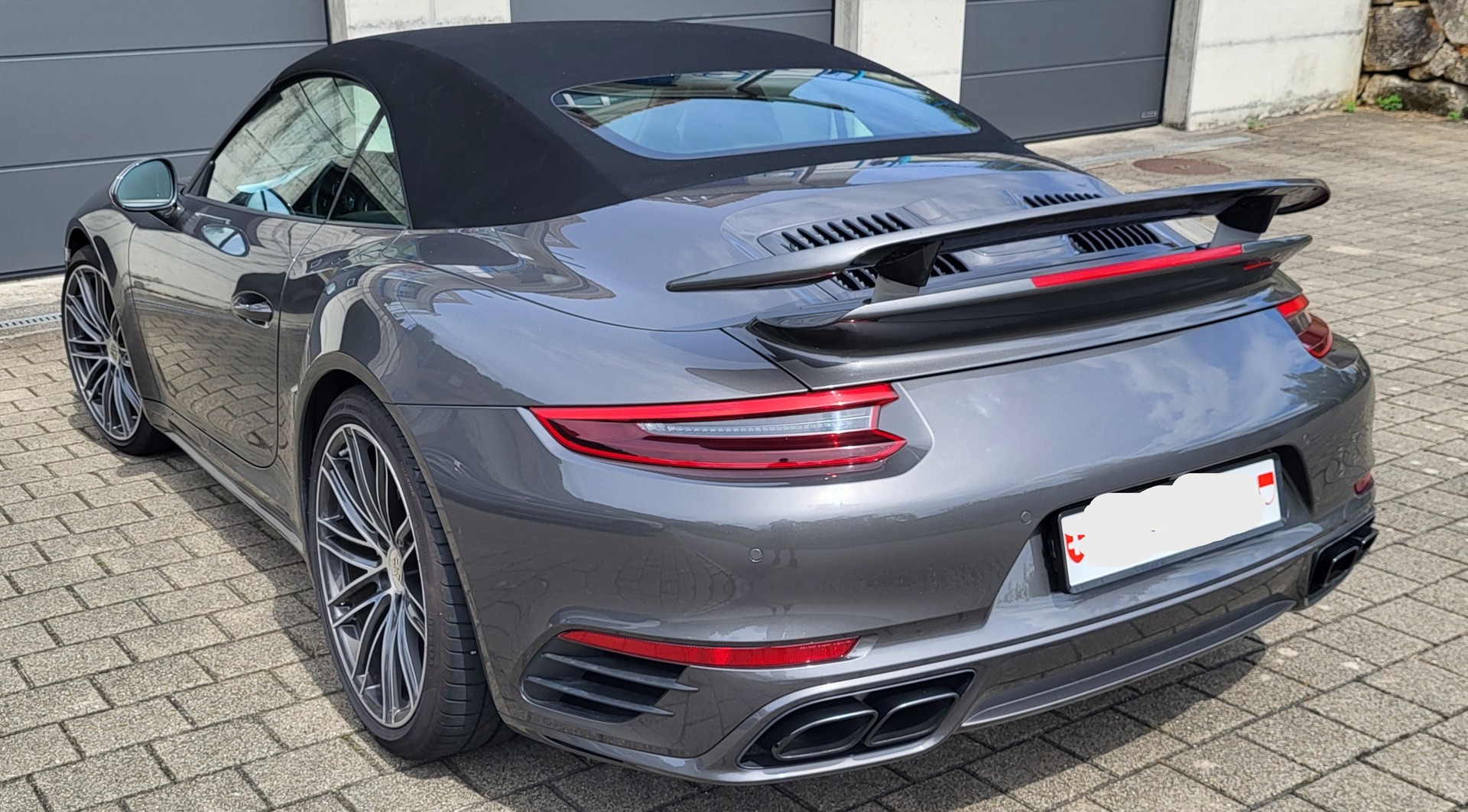 PORSCHE 911 Turbo S Cabrio PDK-image-14
