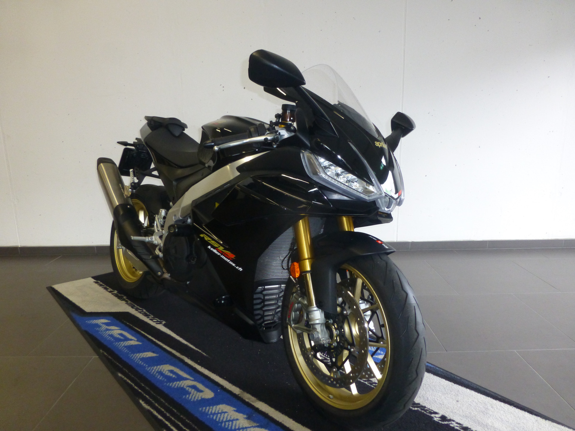 APRILIA RSV4 1100 Factory-showroom-element-2