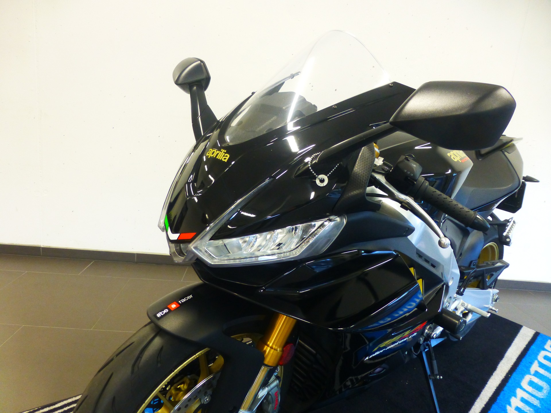 APRILIA RSV4 1100 Factory-image-13