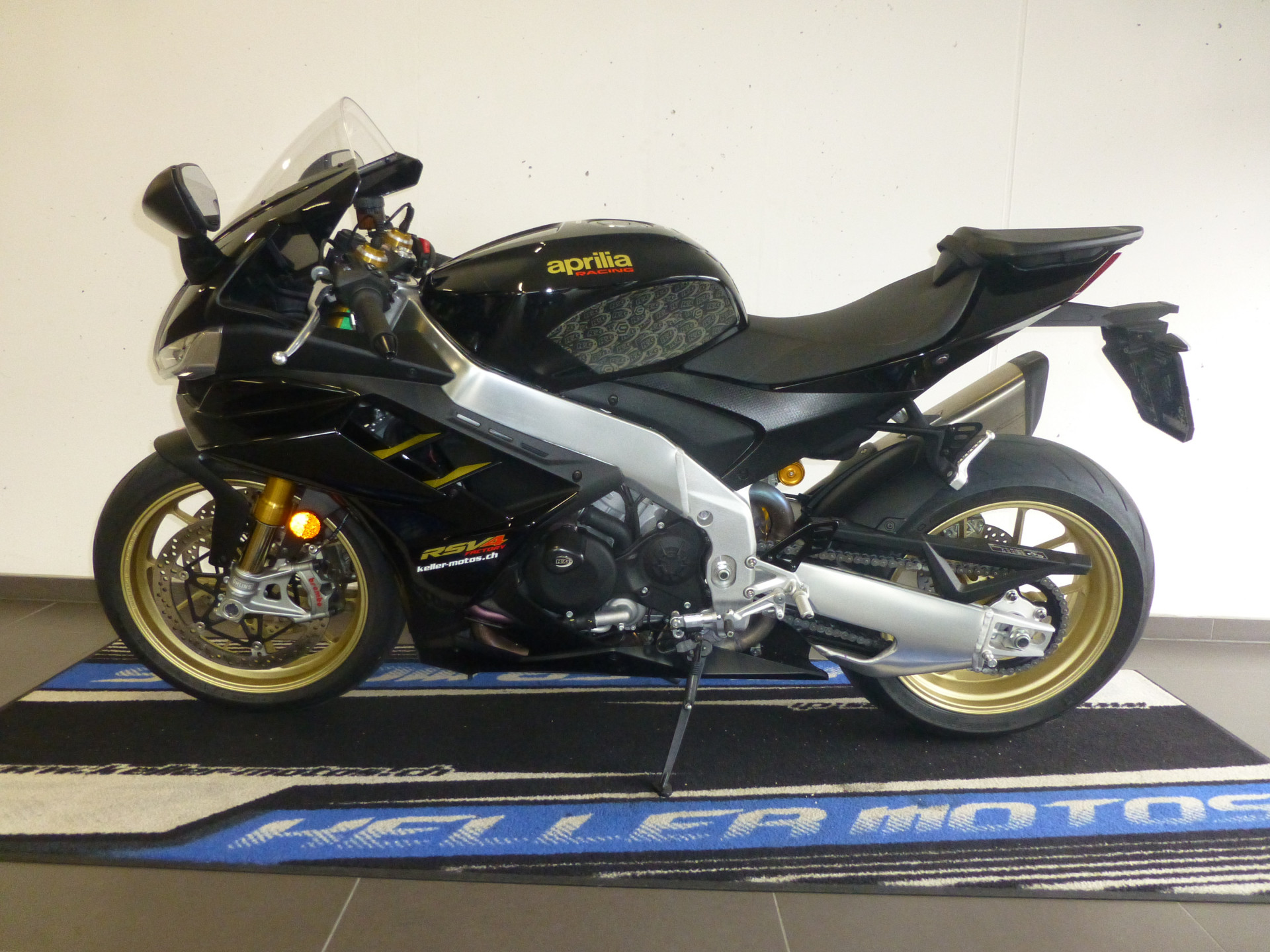 APRILIA RSV4 1100 Factory-showroom-element-1