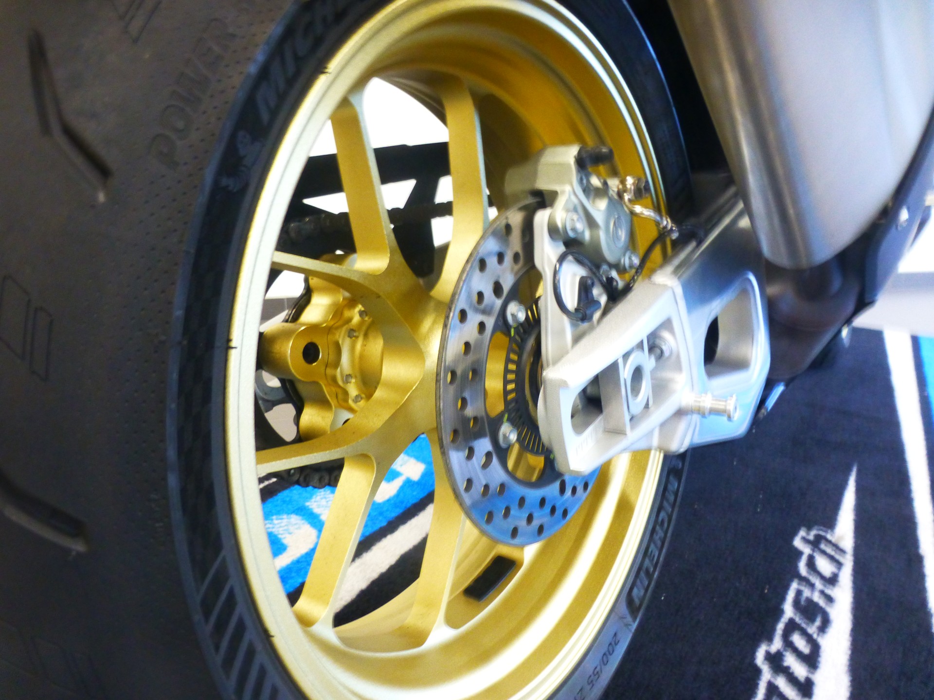 APRILIA RSV4 1100 Factory-image-7