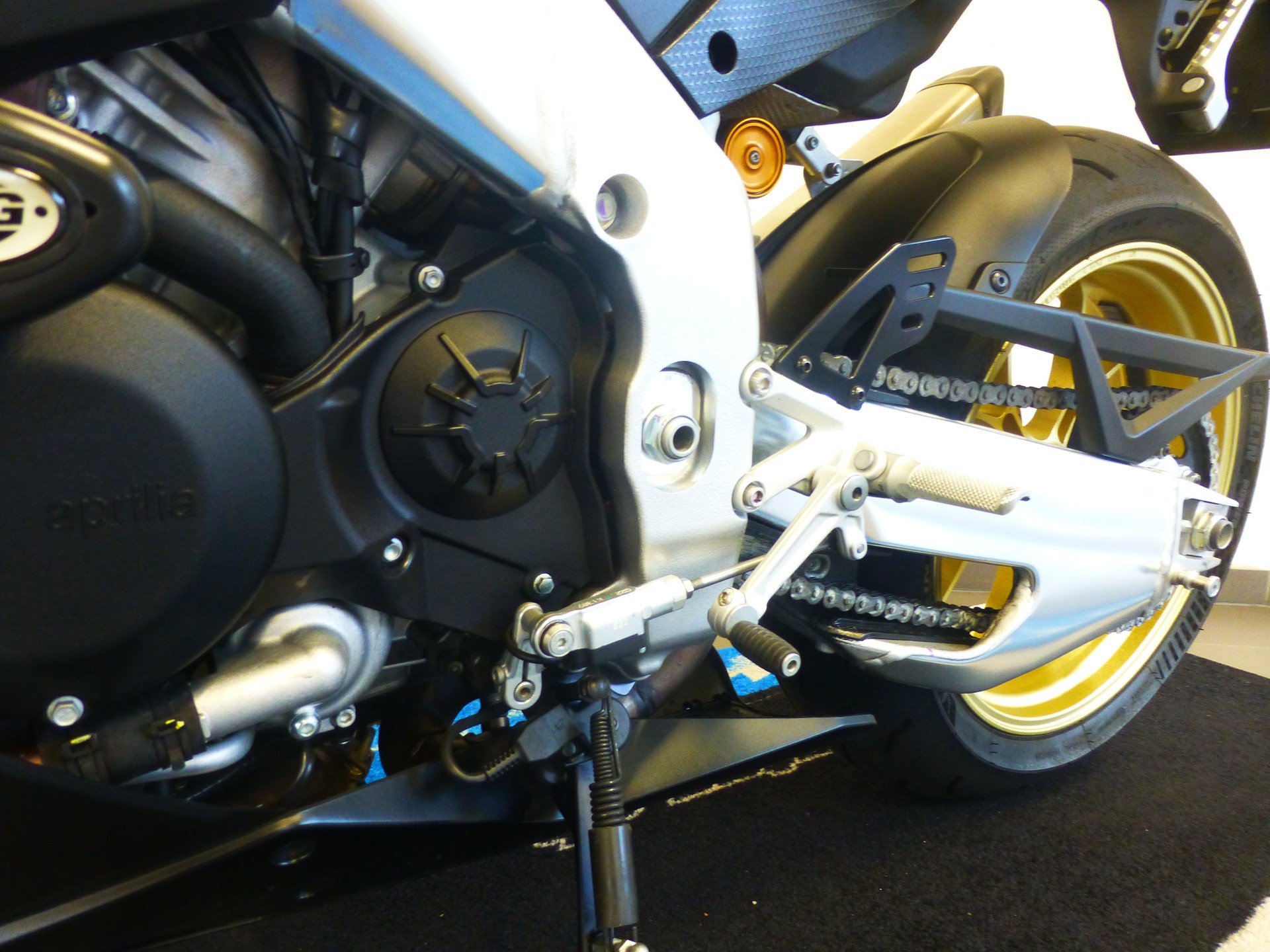 APRILIA RSV4 1100 Factory-image-14
