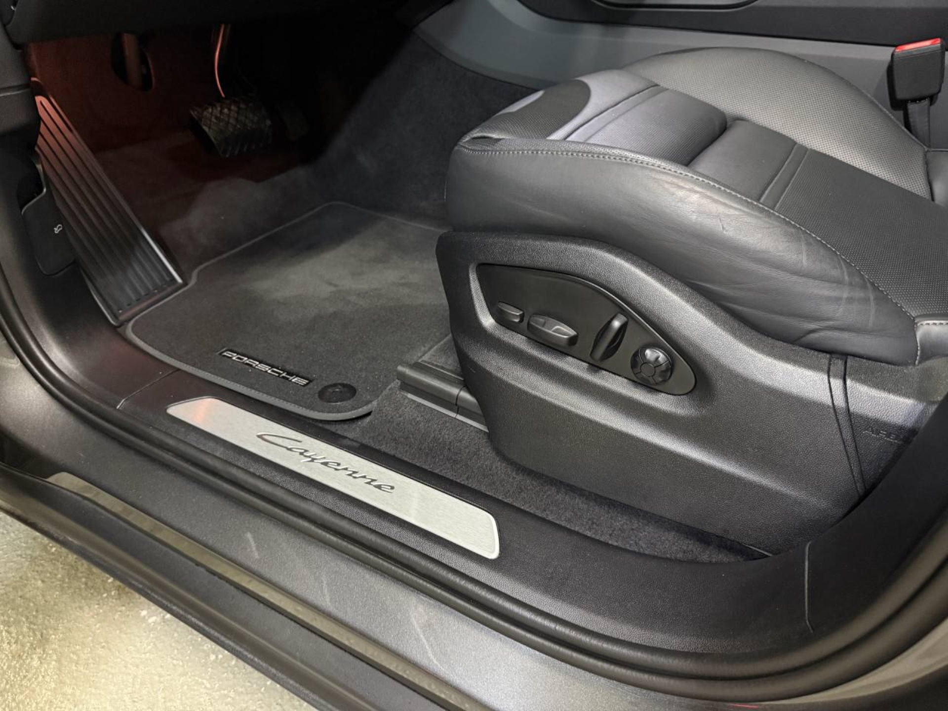 PORSCHE Cayenne-image-25