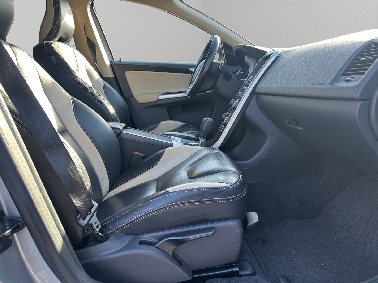 VOLVO XC60 T6 AWD R-Design Geartronic-image-10