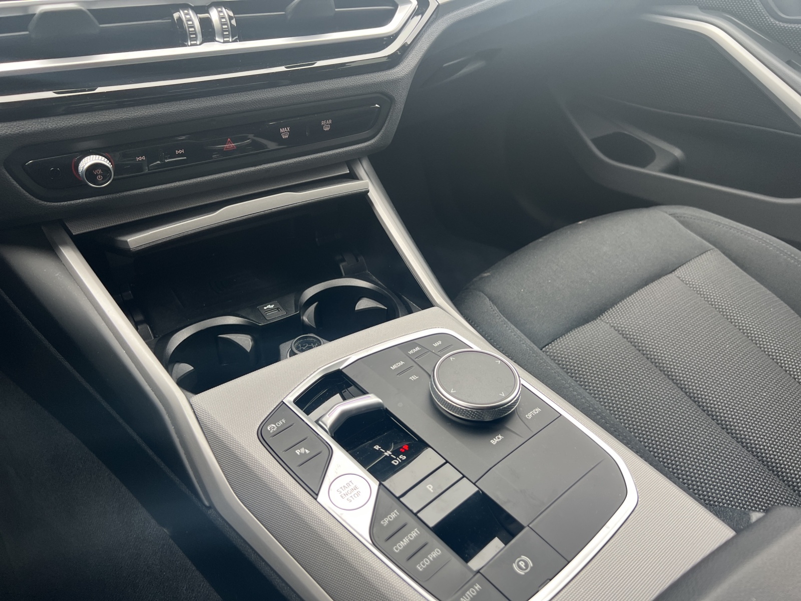 BMW 320d xDrive Touring-image-11