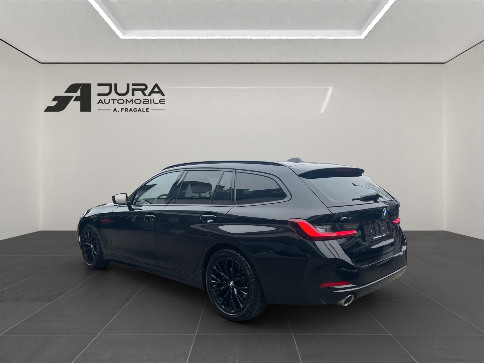 BMW 320d xDrive Touring-image-4