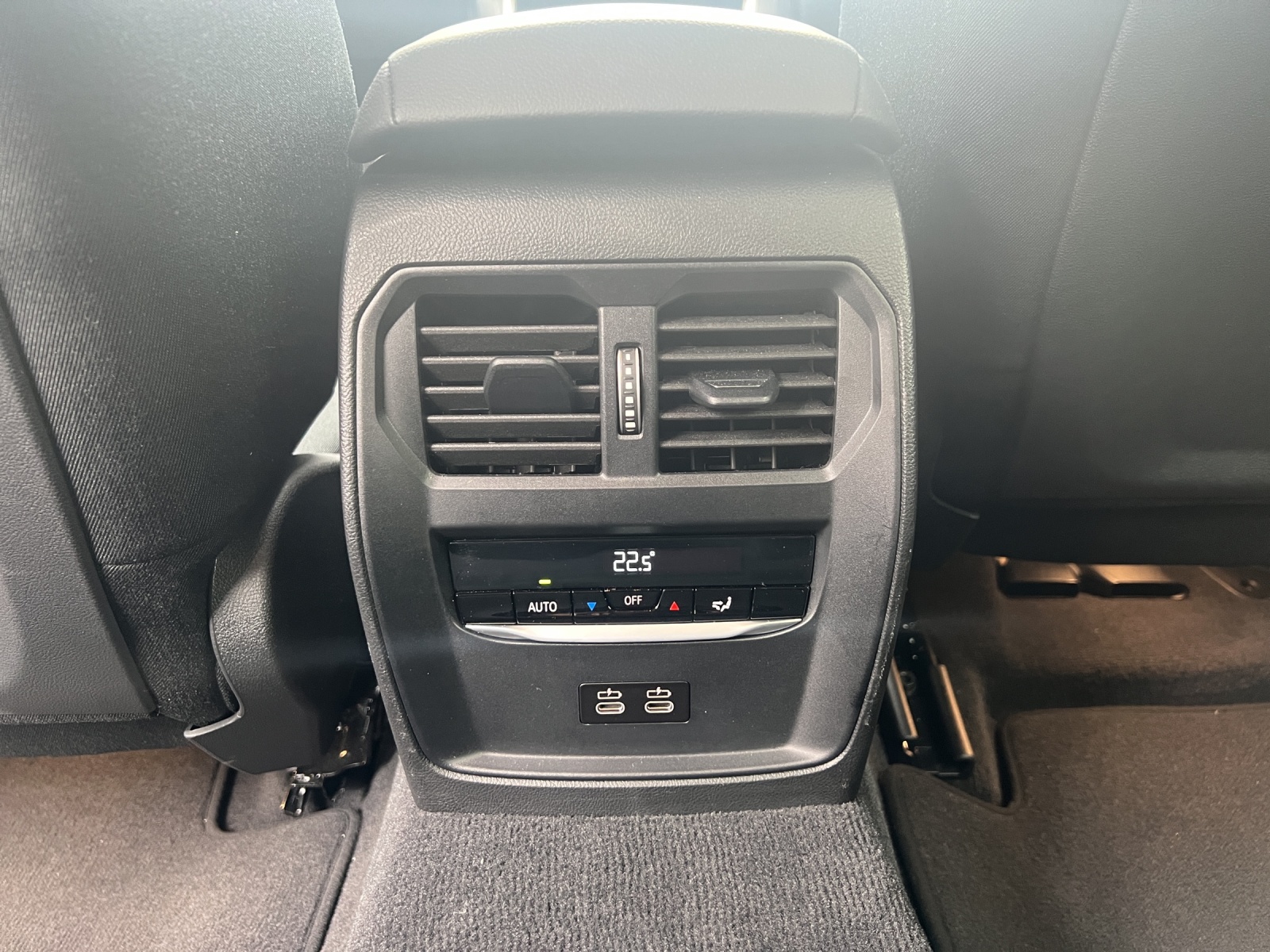 BMW 320d xDrive Touring-image-12