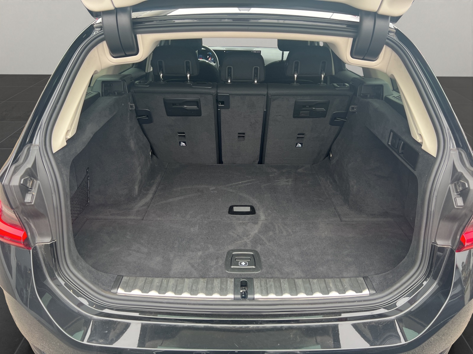 BMW 320d xDrive Touring-image-14