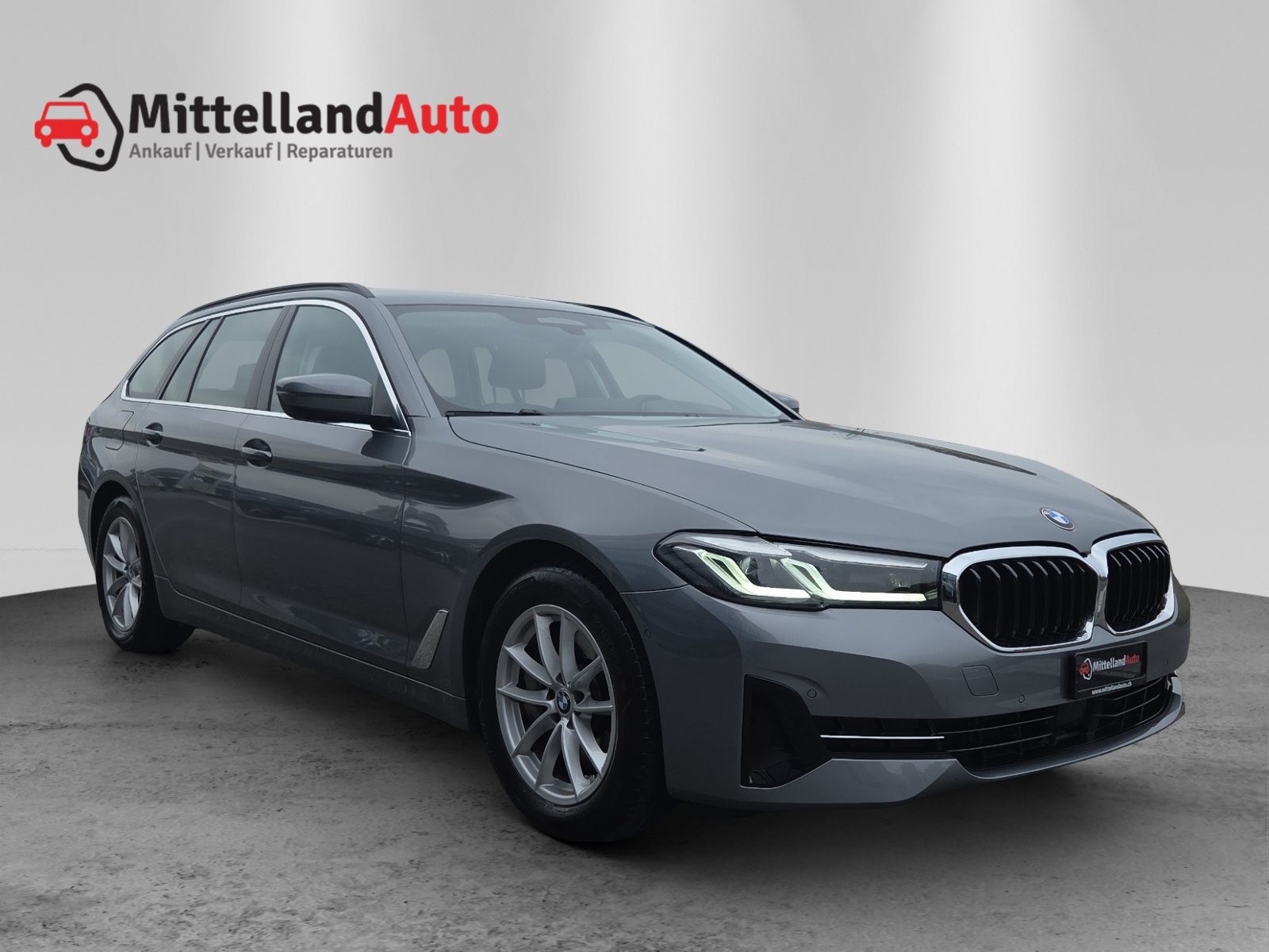 BMW 530d xDrive 48V Touring Steptronic-image-2