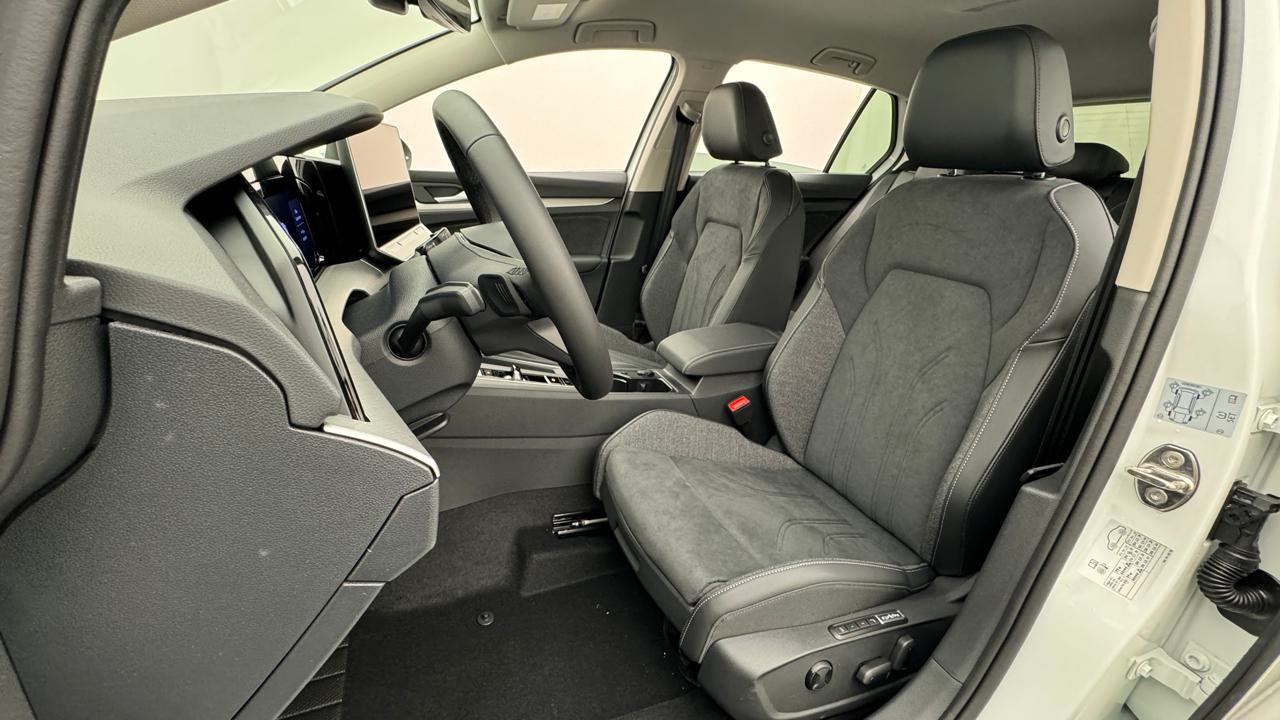 VW Golf VIII 1.5 TSI PHEV Limited-image-4