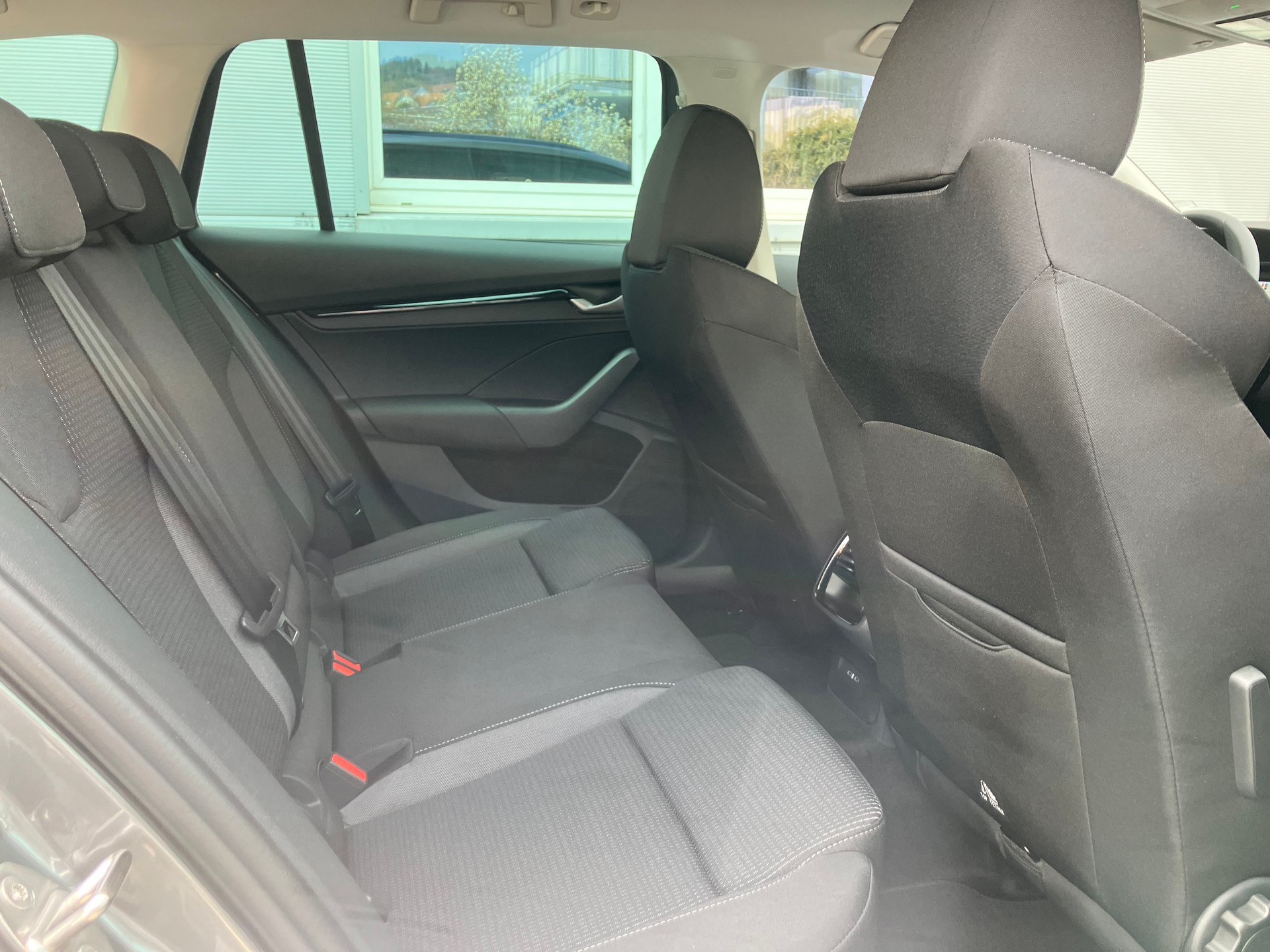 SKODA Octavia Combi 2.0 TSI DSG Selection 4x4-image-6