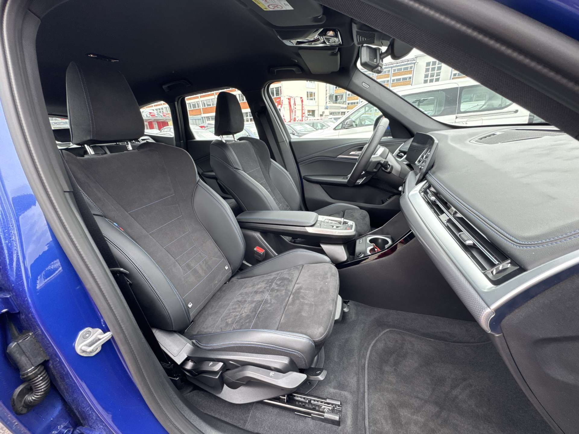 BMW iX1 xDrive 30 M Sport 306PS Automat-image-12