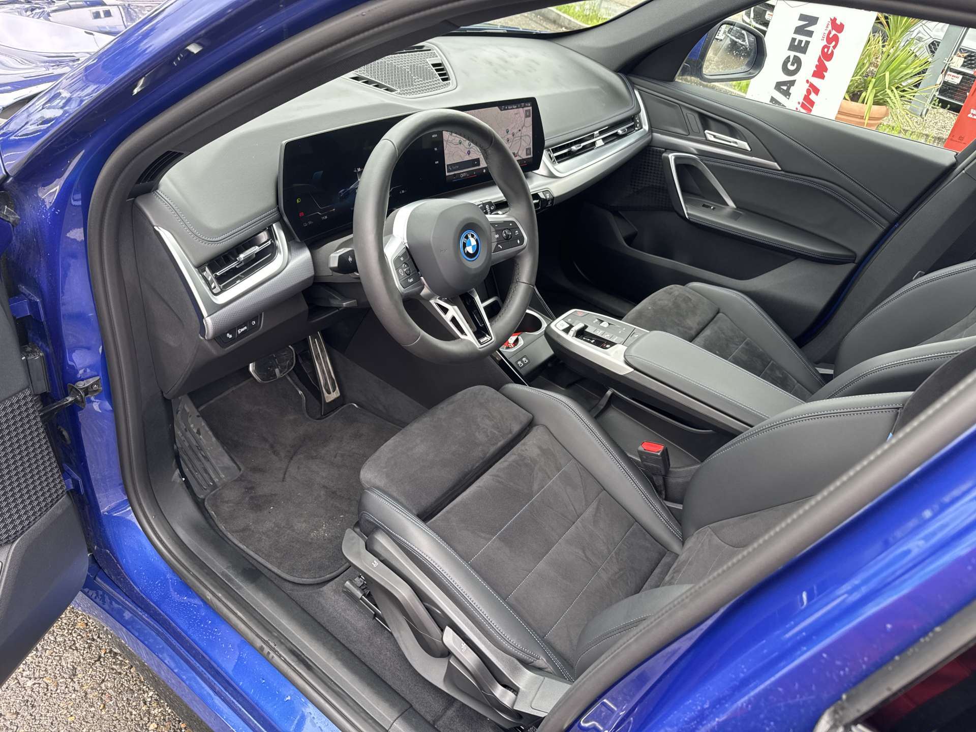 BMW iX1 xDrive 30 M Sport 306PS Automat-image-5