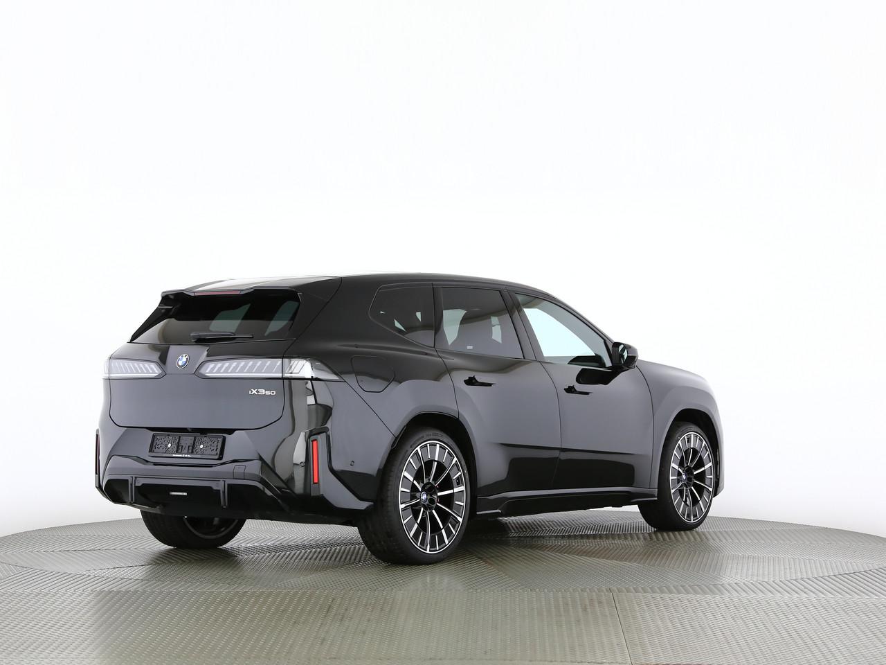 BMW iX3 50 xDrive-image-11