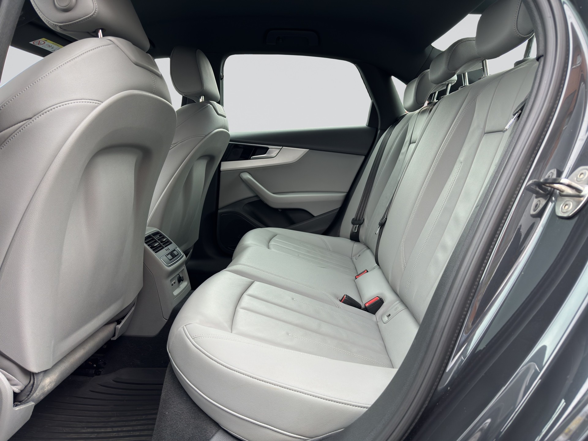 AUDI A4 Limousine 35 TFSI advanced S-tronic-image-7