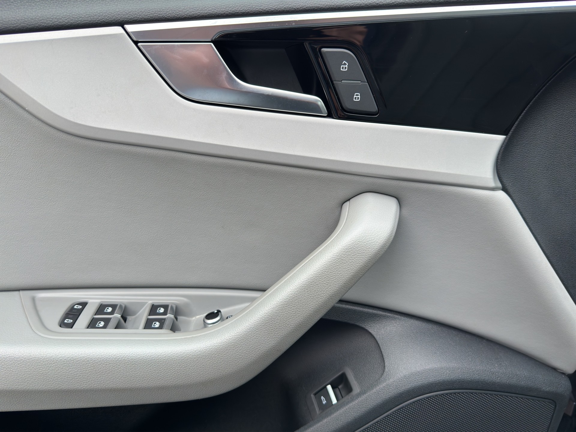 AUDI A4 Limousine 35 TFSI advanced S-tronic-image-8