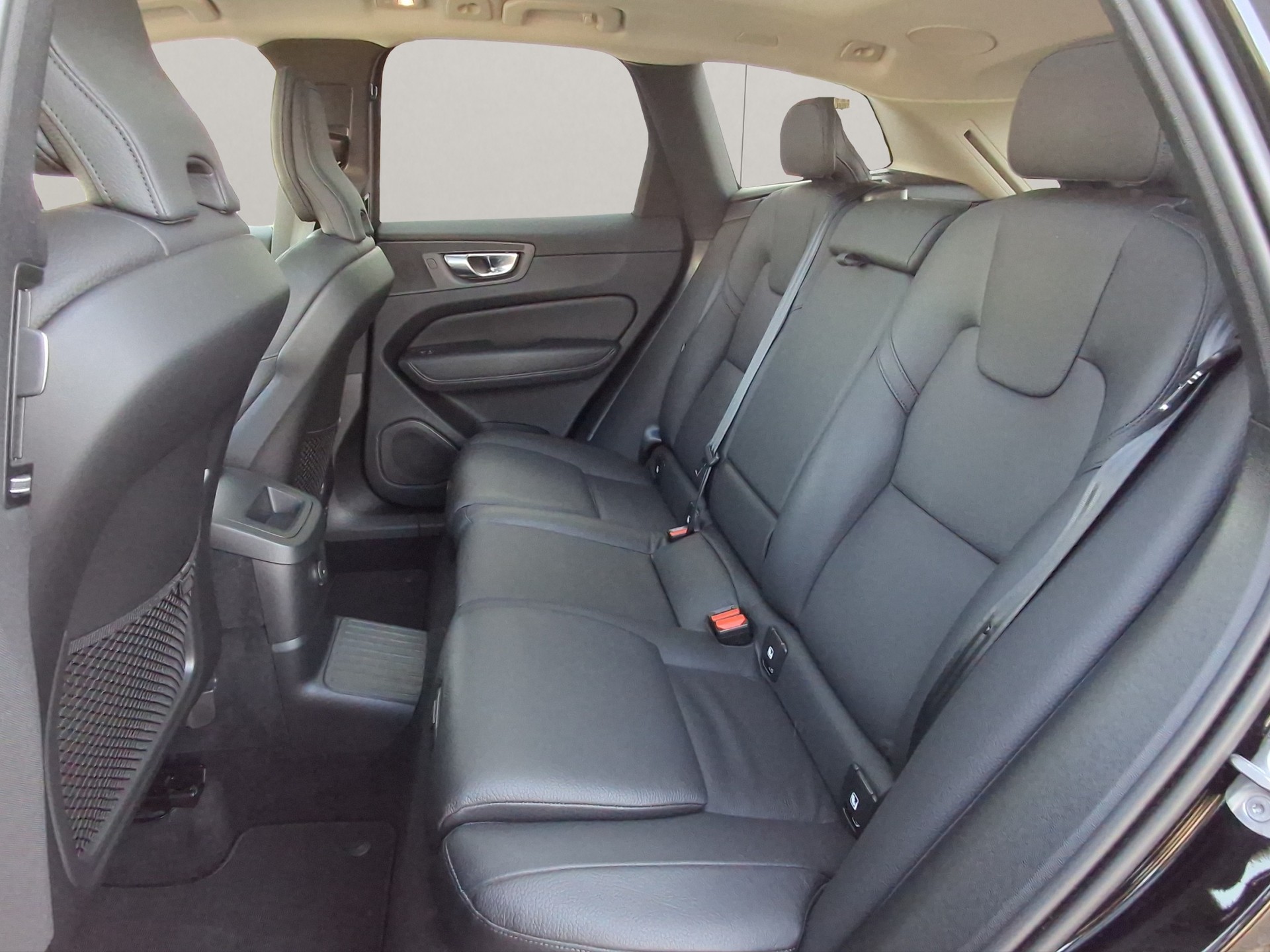 VOLVO XC60 2.0 T6 TE Ultimate Dark eAWD-image-12