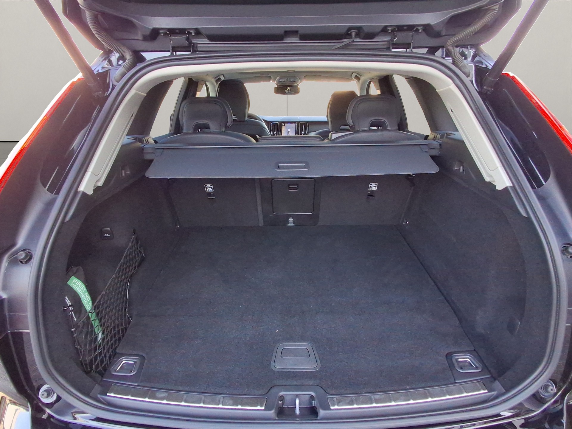 VOLVO XC60 2.0 T6 TE Ultimate Dark eAWD-image-13