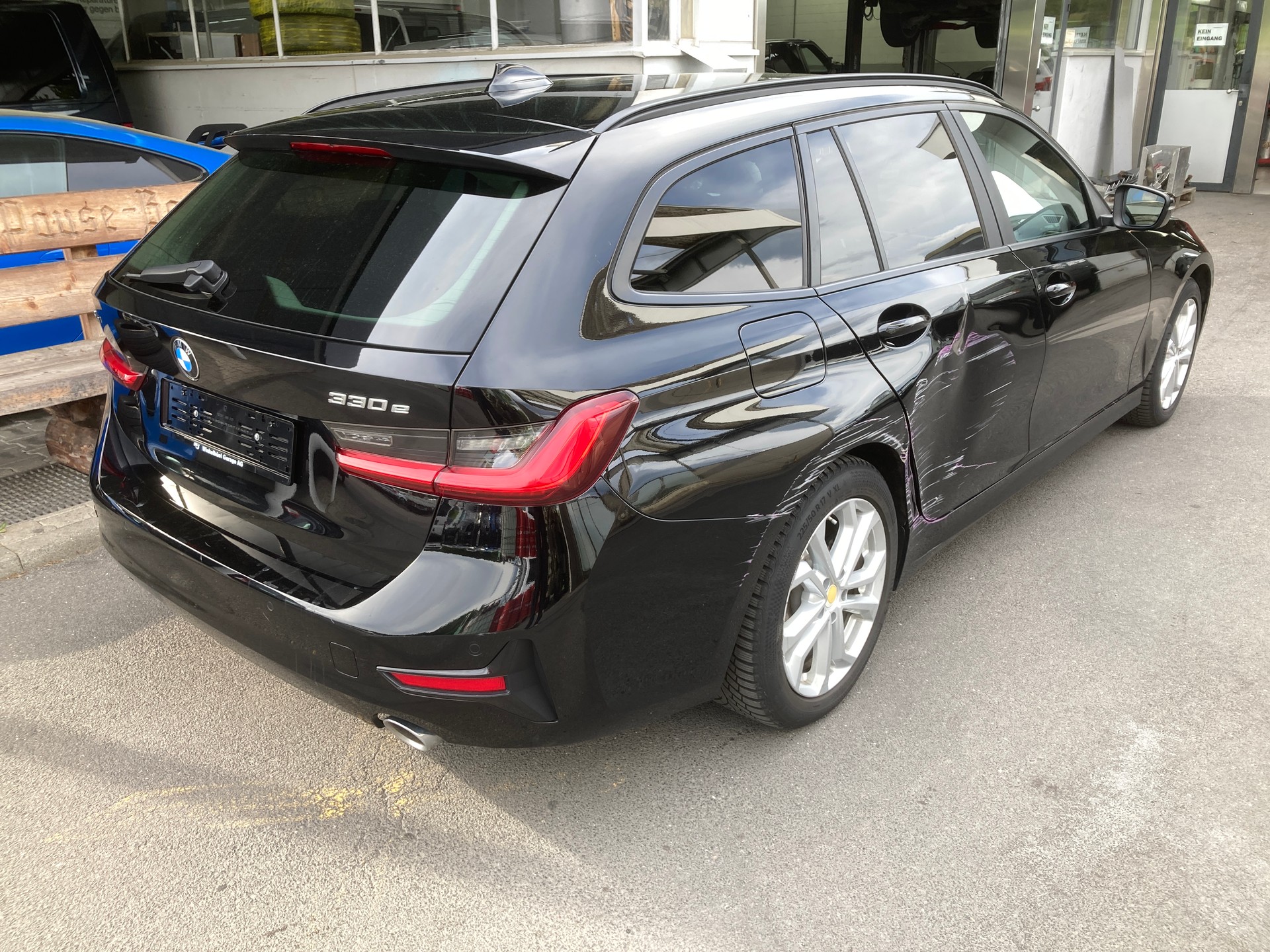 BMW 330e x DriveTouring Luxury Line Steptronic-image-2