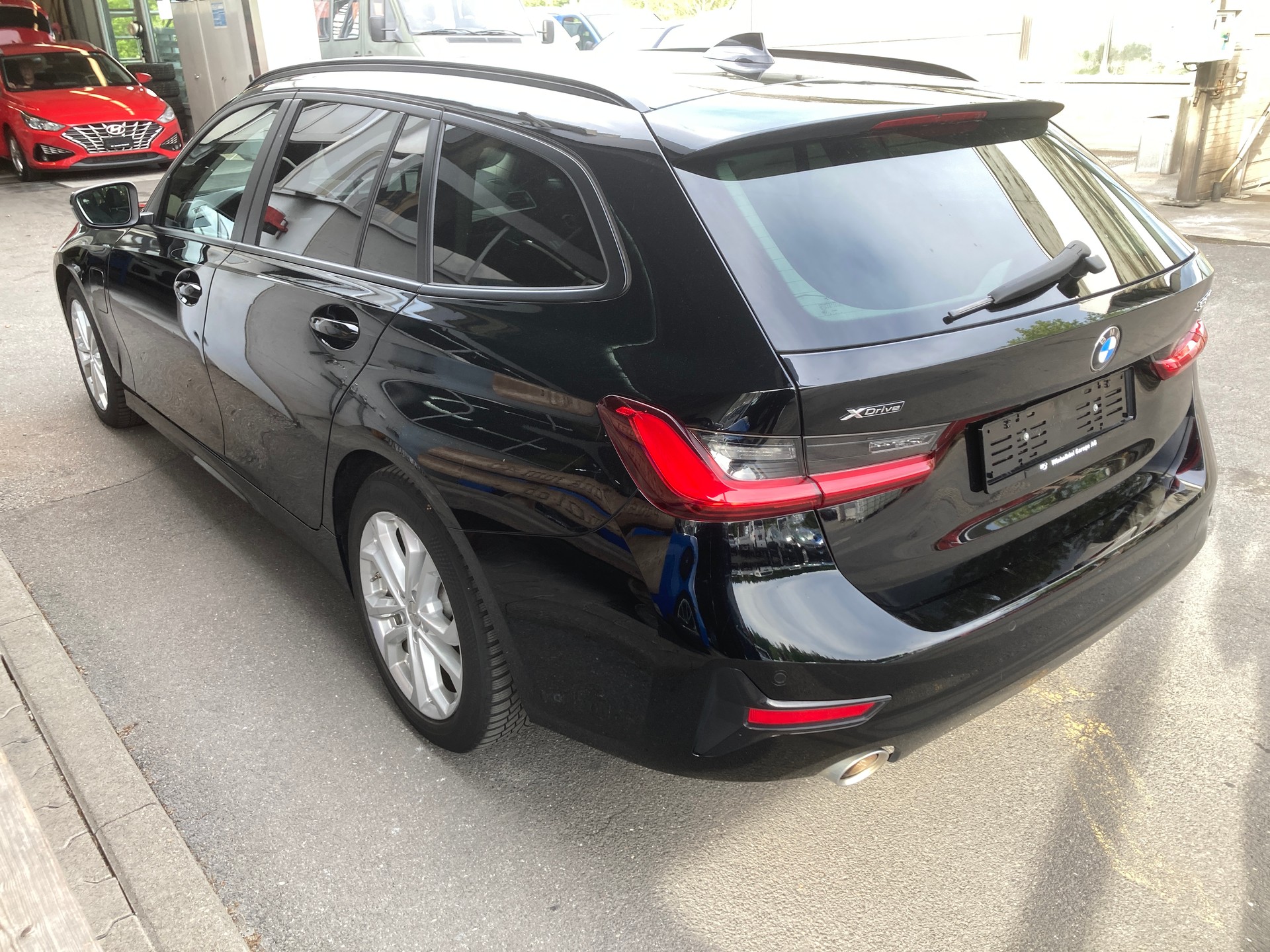 BMW 330e x DriveTouring Luxury Line Steptronic-image-3