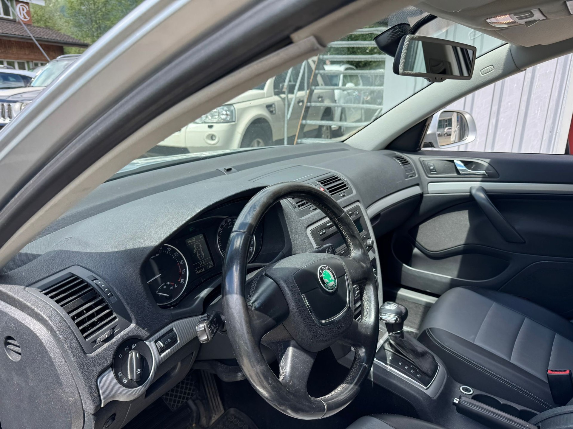 SKODA Octavia Combi 2.0 TDI Swiss Adventure 4x4 DSG-image-12