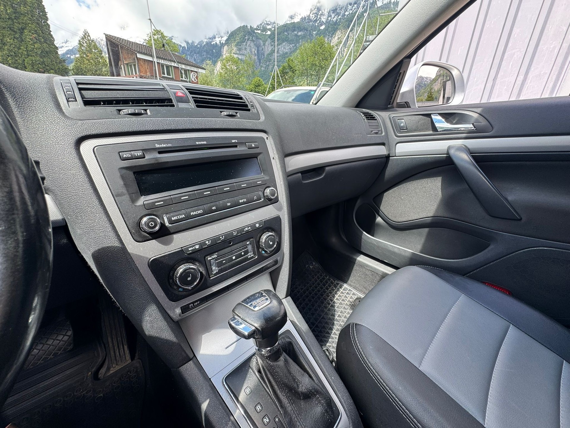 SKODA Octavia Combi 2.0 TDI Swiss Adventure 4x4 DSG-image-9