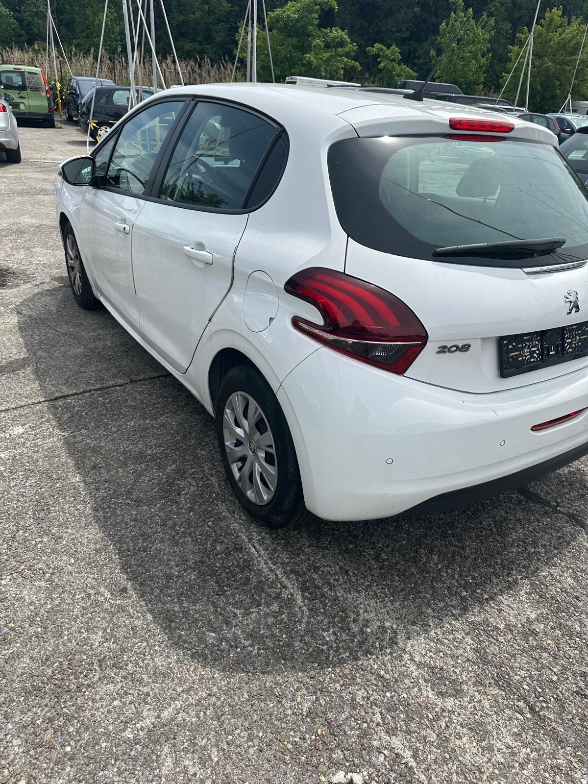 PEUGEOT 208 1.2 PureTech Signature-image-2