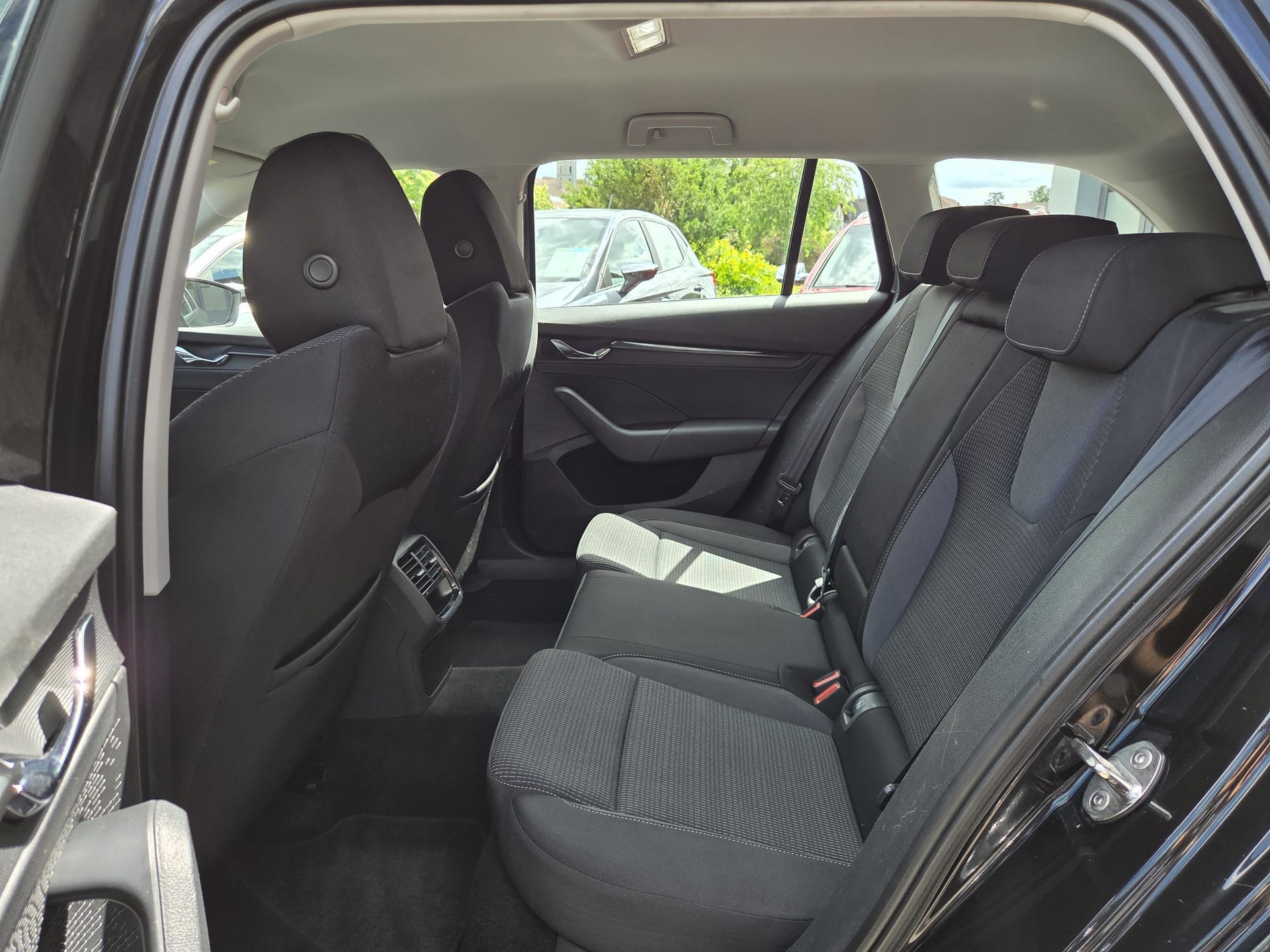 SKODA Octavia Combi 2.0 TDI Ambition-image-12