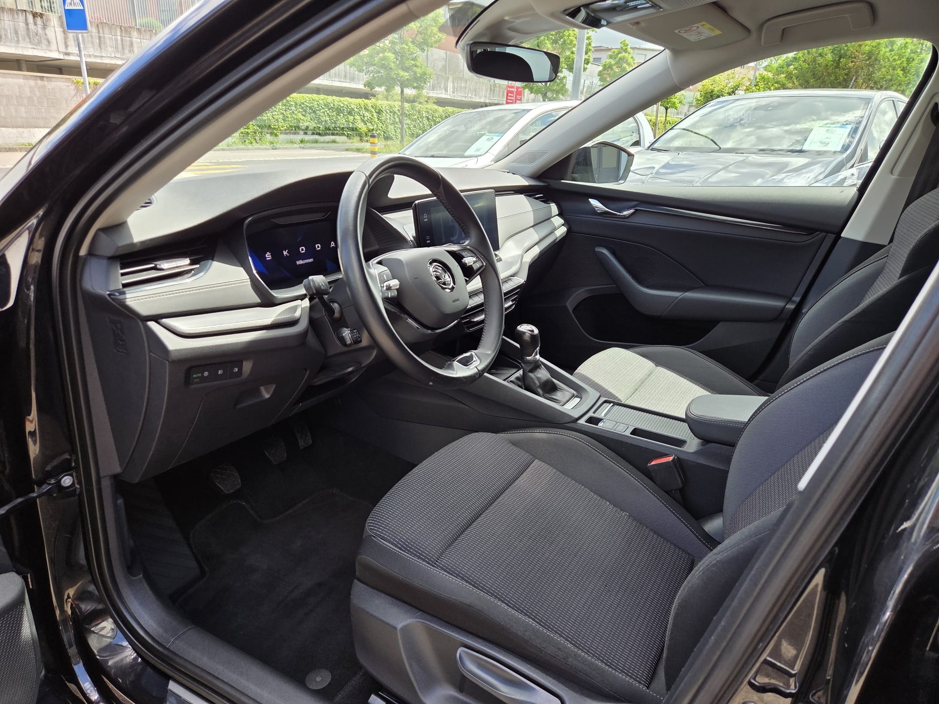 SKODA Octavia Combi 2.0 TDI Ambition-image-8