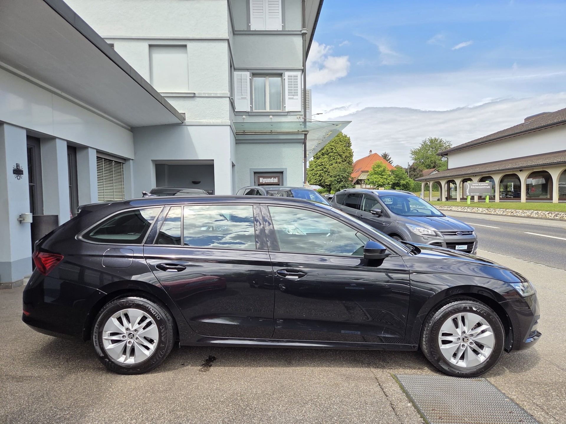 SKODA Octavia Combi 2.0 TDI Ambition-image-5