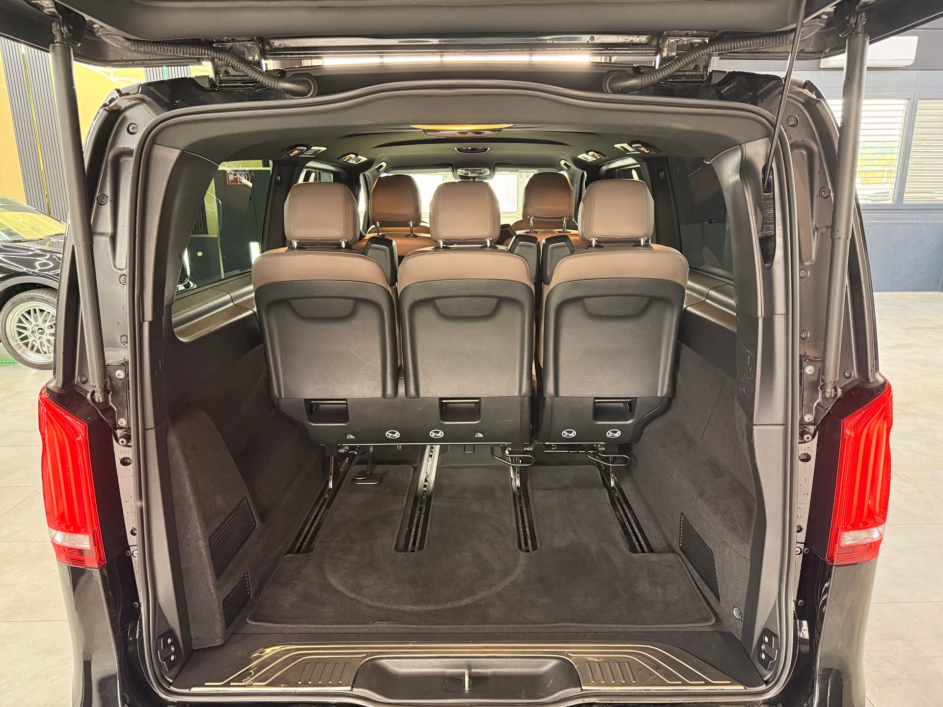MERCEDES-BENZ V 300 d Extralang Avantgarde 4Matic 9G-Tronic-image-16