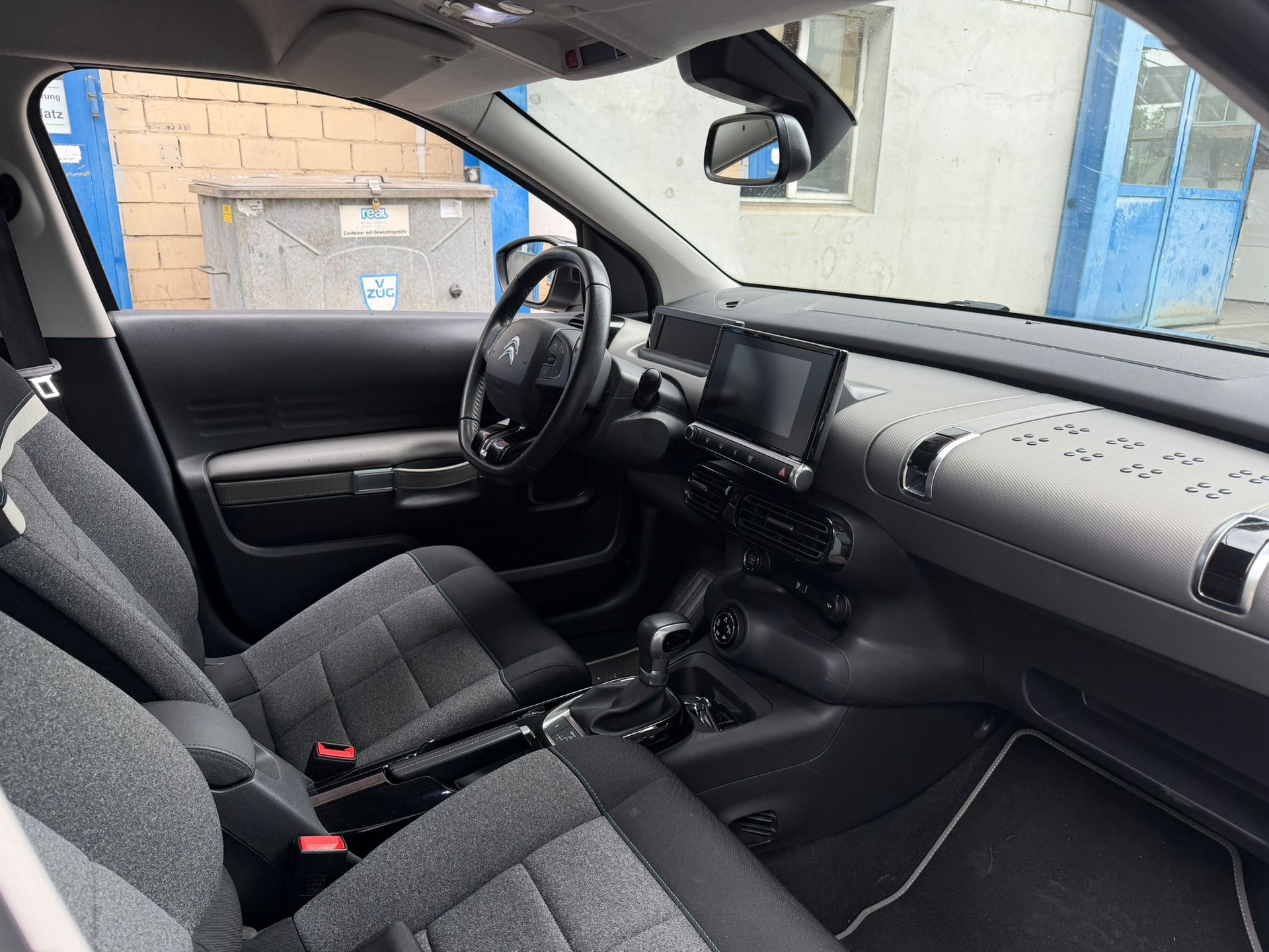 CITROEN C4 Cactus 1.2 Pure Tech Shine EAT6-image-4