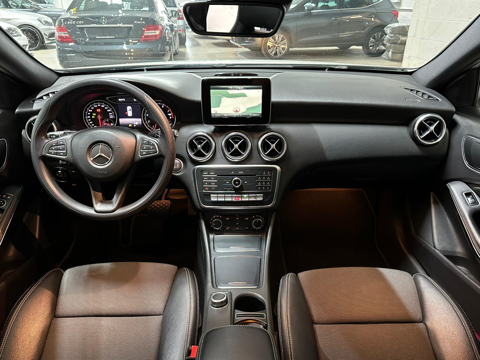 MERCEDES-BENZ A 180 Style 7G-DCT-image-7