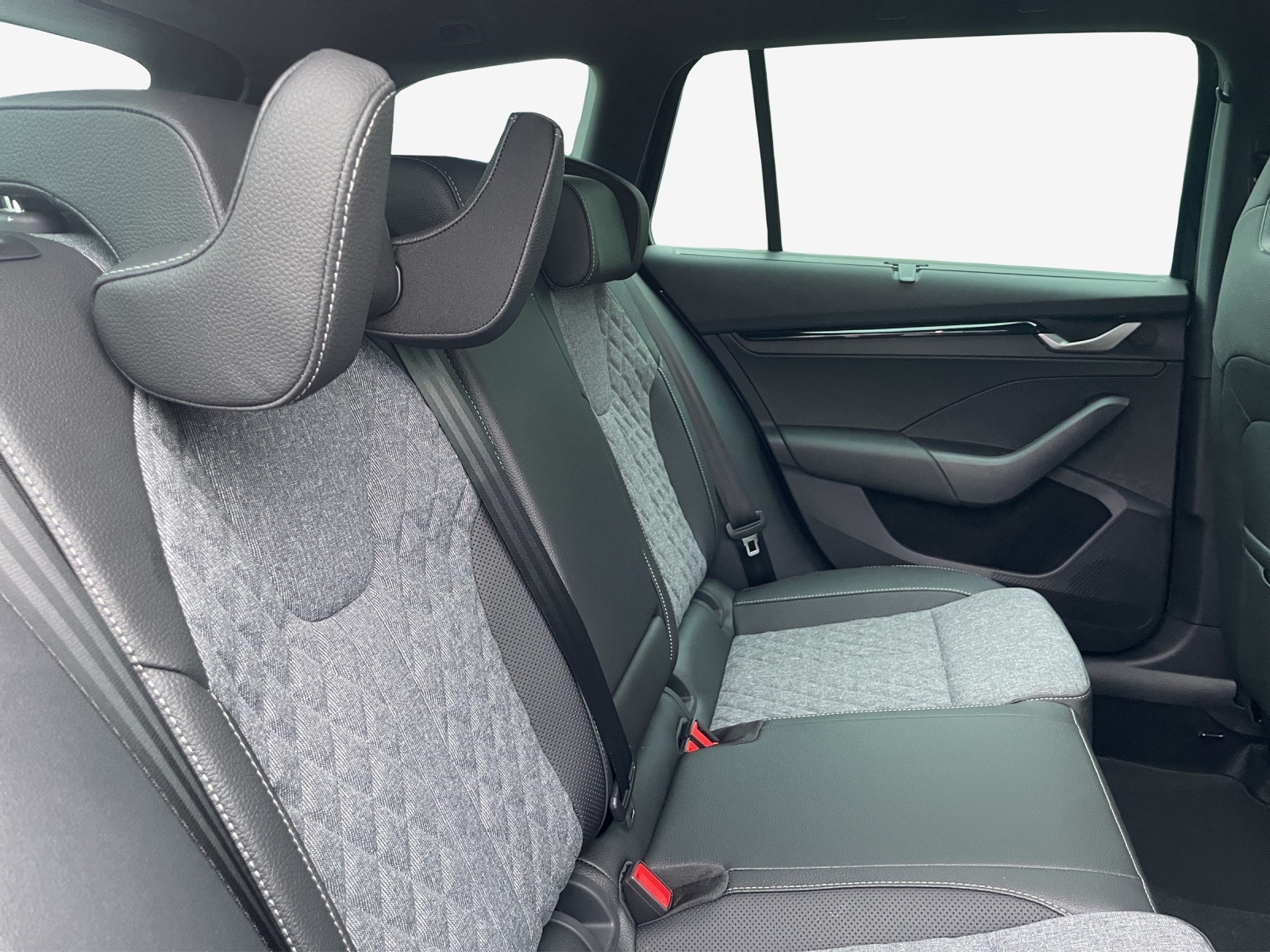 SKODA Octavia Combi 1.5 TSI mHEV DSG Sport Line-image-4