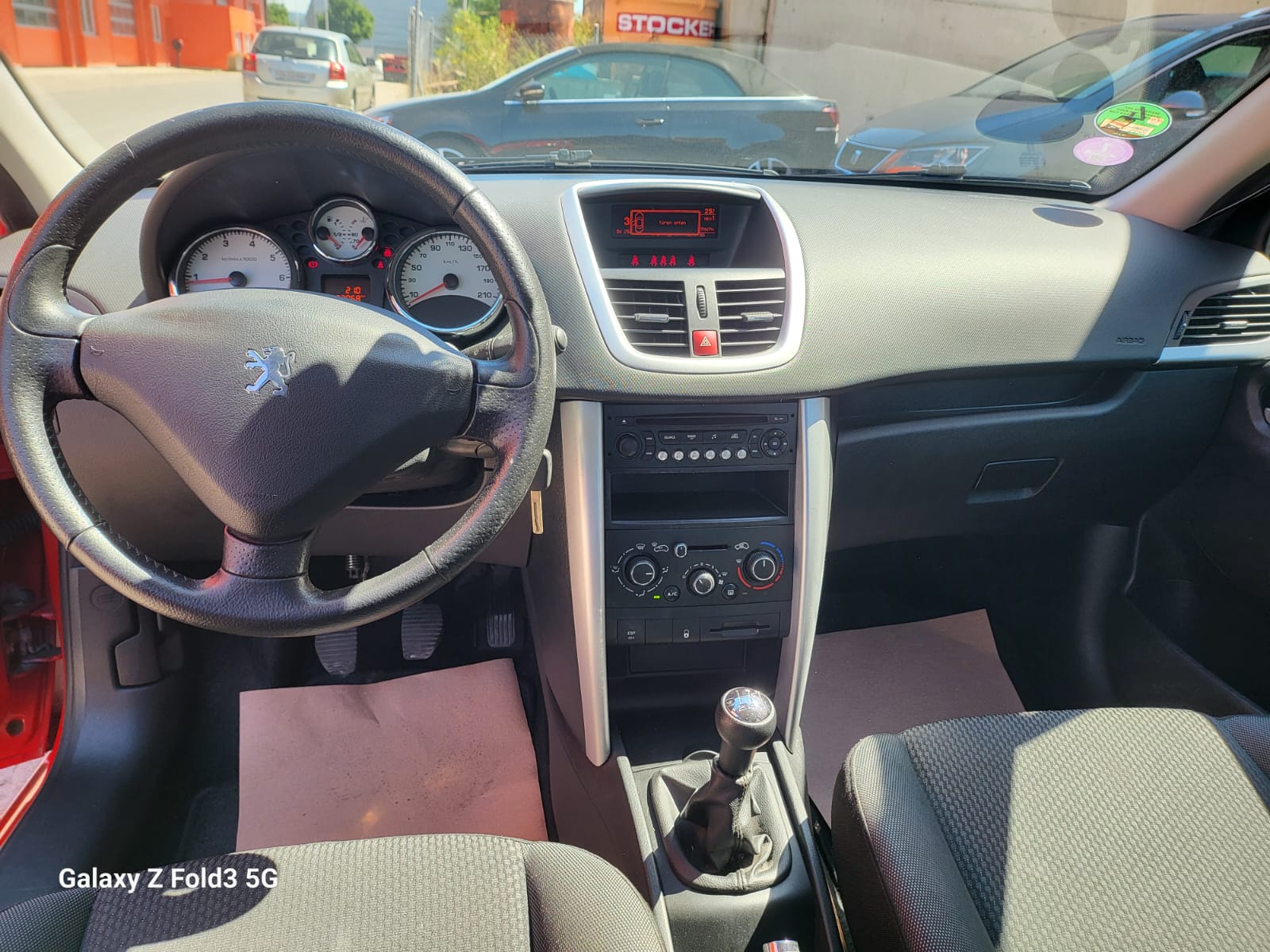 PEUGEOT 207 1.4 16V Millesim 200-image-6