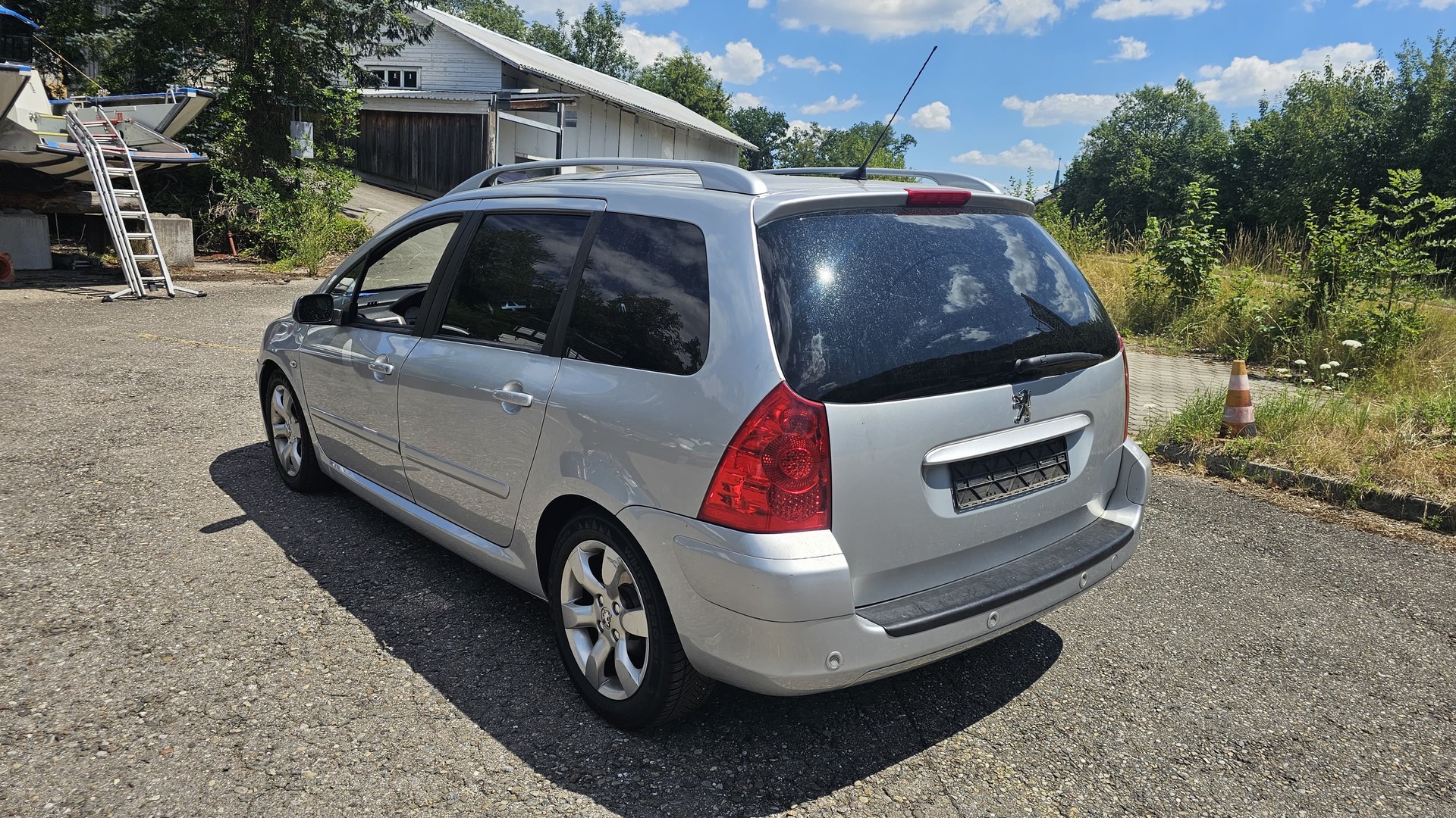 PEUGEOT 307 SW 2.0 HDI Black&Silver Edition-image-5